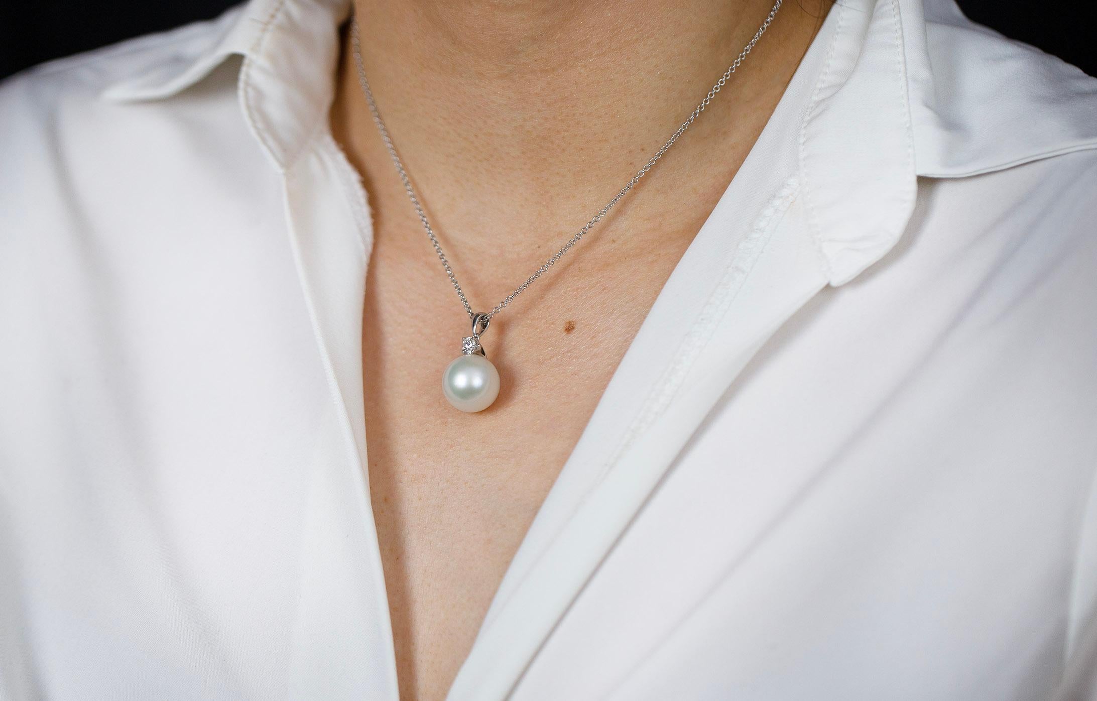 Women's Roman Malakov Pearl and Round Shape Diamond Pendant Necklace For Sale