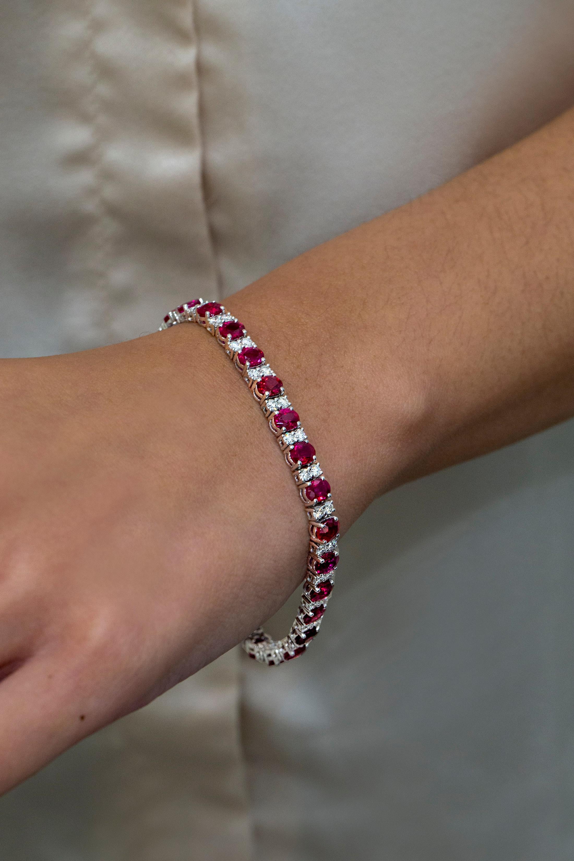 Roman Malakov Bracelet tennis avec rubis taille ovale de 12,65 carats et diamants ronds Pour femmes en vente
