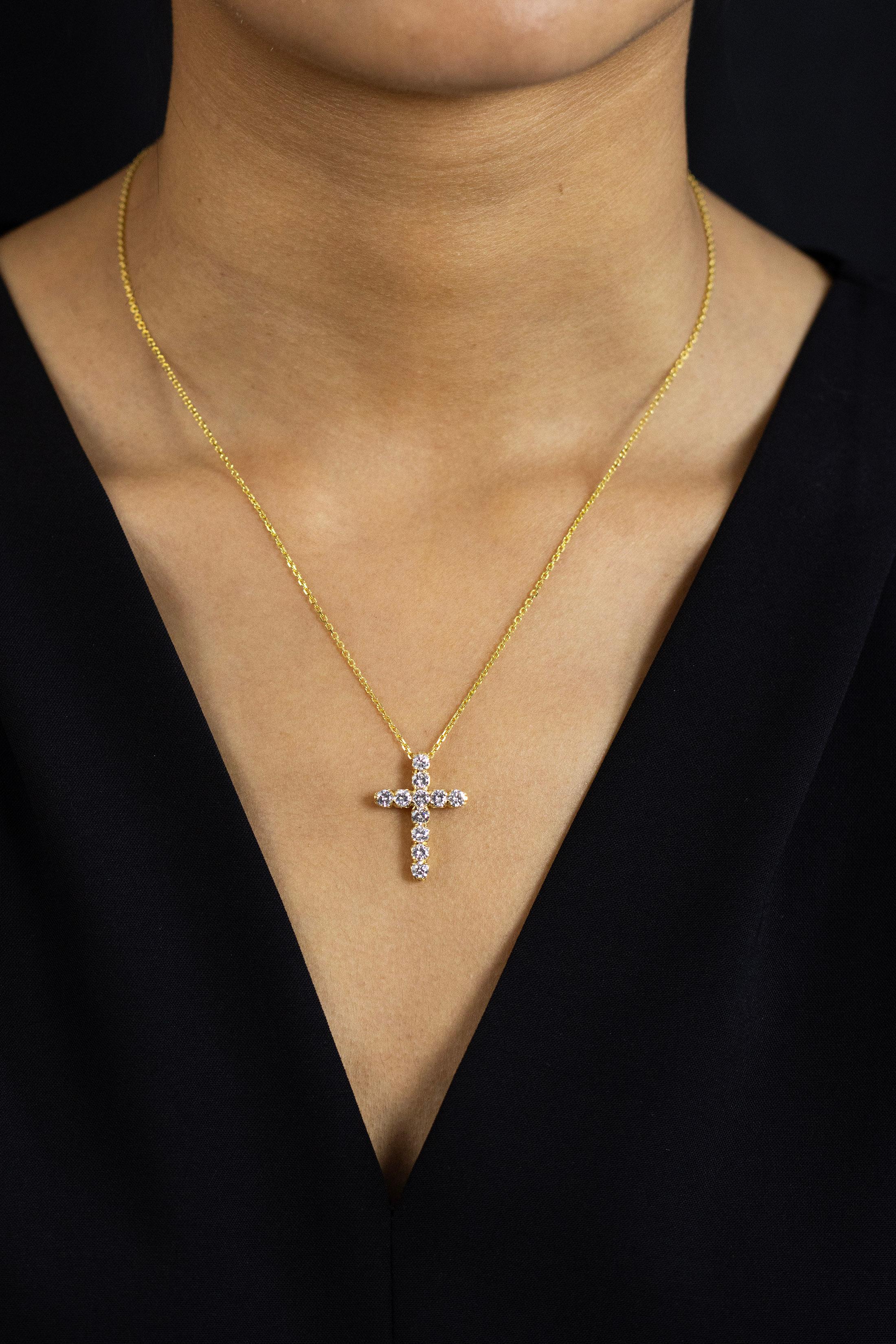 Roman Malakov Collier pendentif en forme de croix avec diamants ronds et brillants de 1.50 carat au total Pour femmes en vente