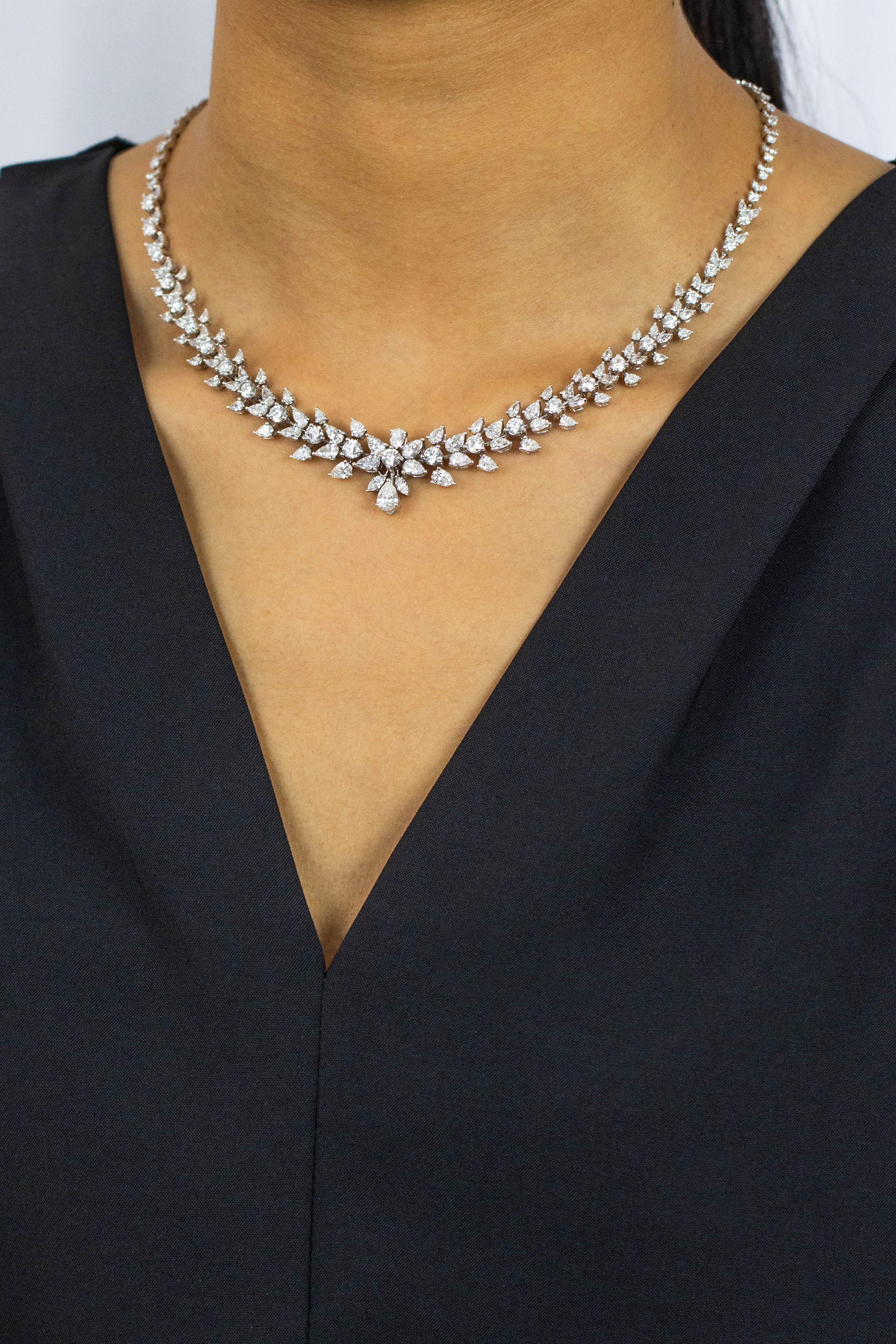 Donna Collana con cluster di diamanti a taglio misto da 15,01 carati totali in oro bianco in vendita
