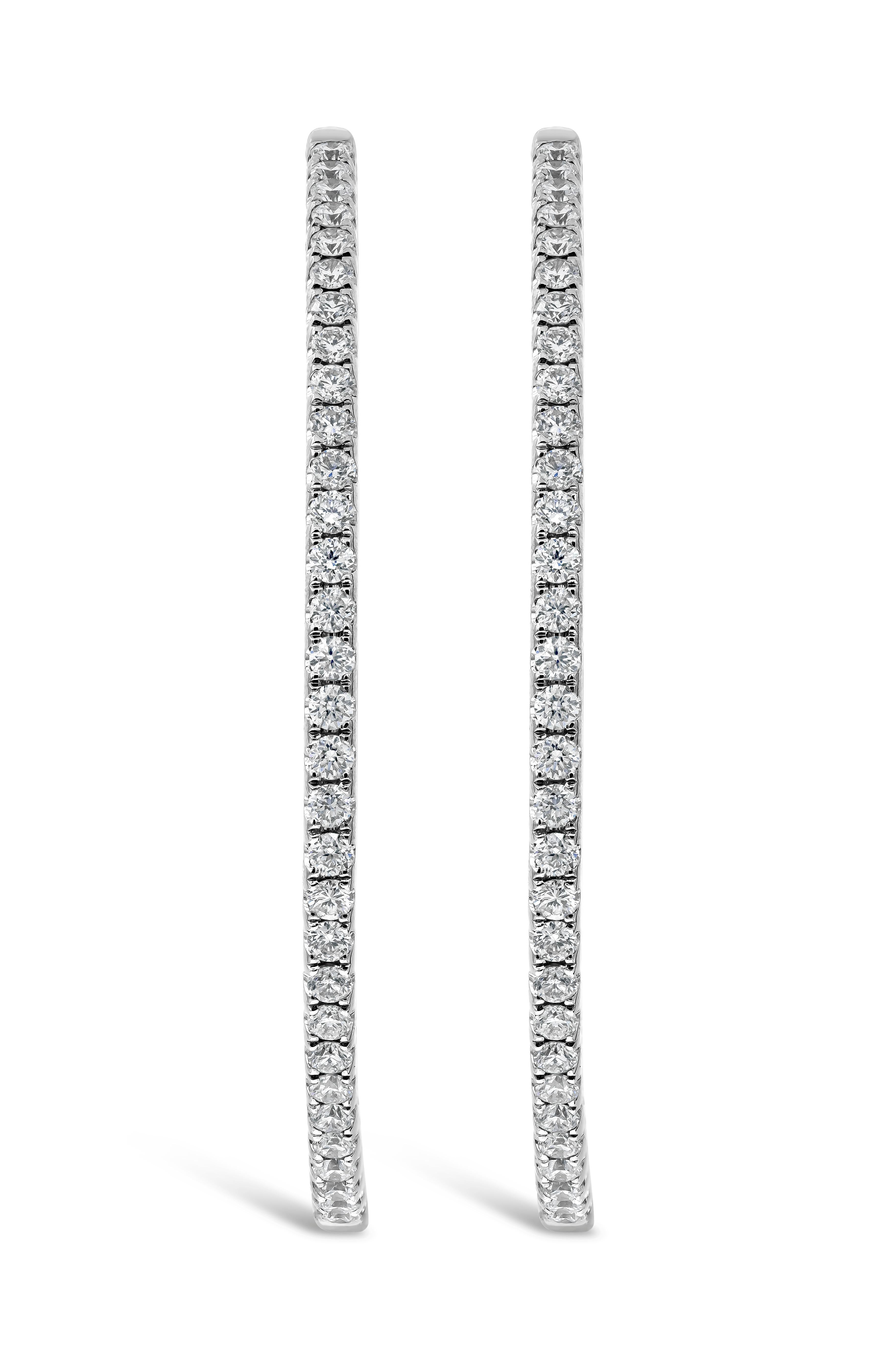 Un bijou intemporel, mettant en valeur une rangée de 110 diamants ronds de taille brillant pesant 1,52 carats au total, sertis dans un anneau classique en or blanc 18k. Les cerceaux mesurent 1,50 pouce de diamètre.

Roman Malakov est une maison sur