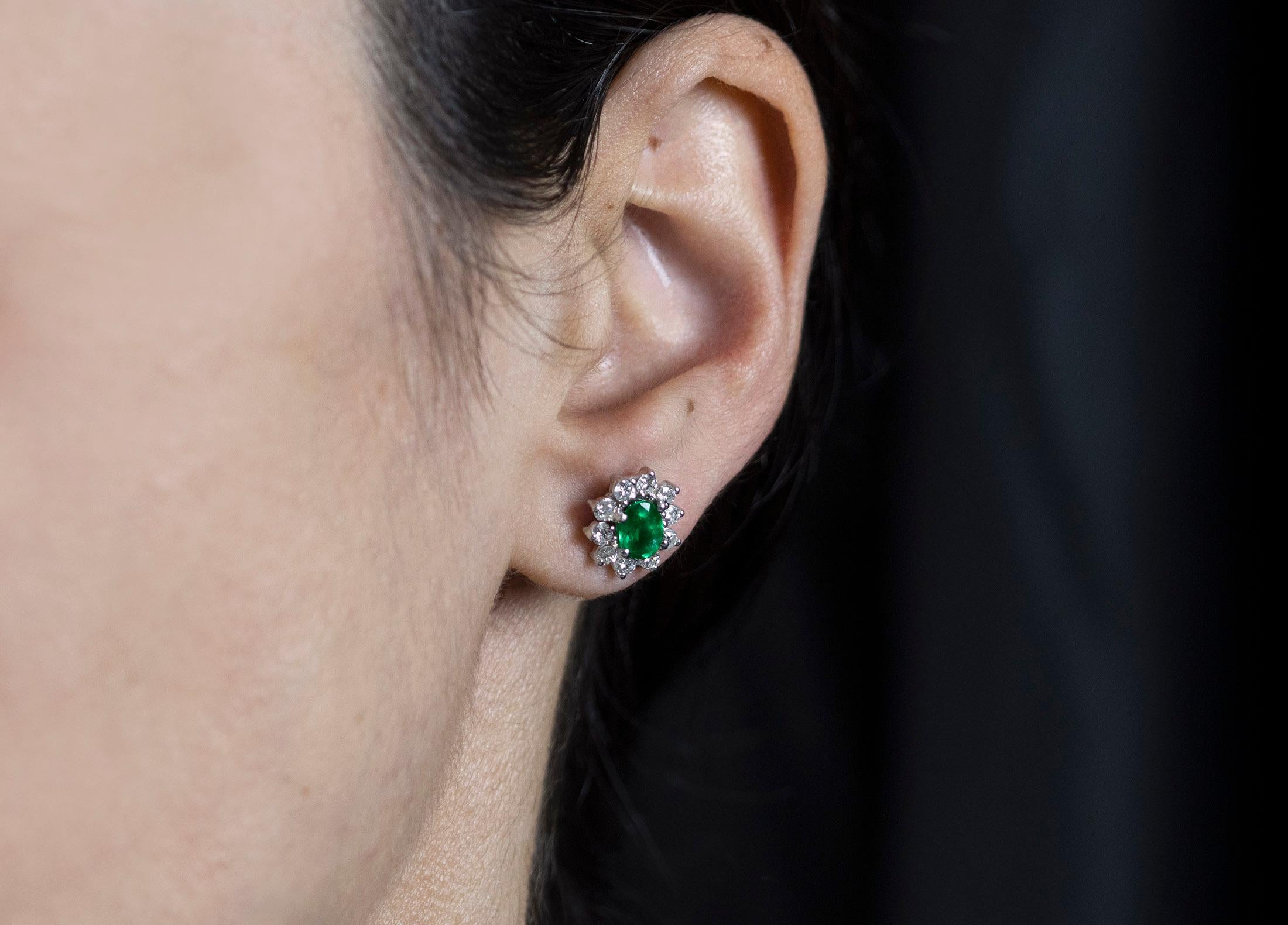 Taille ovale Roman Malakov, clous d'oreilles avec émeraudes vertes et diamants de 1,52 carat au total en vente