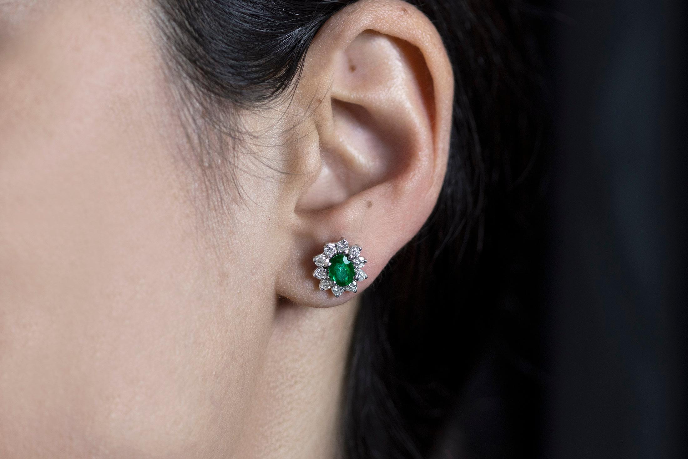 Roman Malakov 1.52 Carats Total Green Emerald and Diamond Halo Stud Earrings In New Condition For Sale In New York, NY