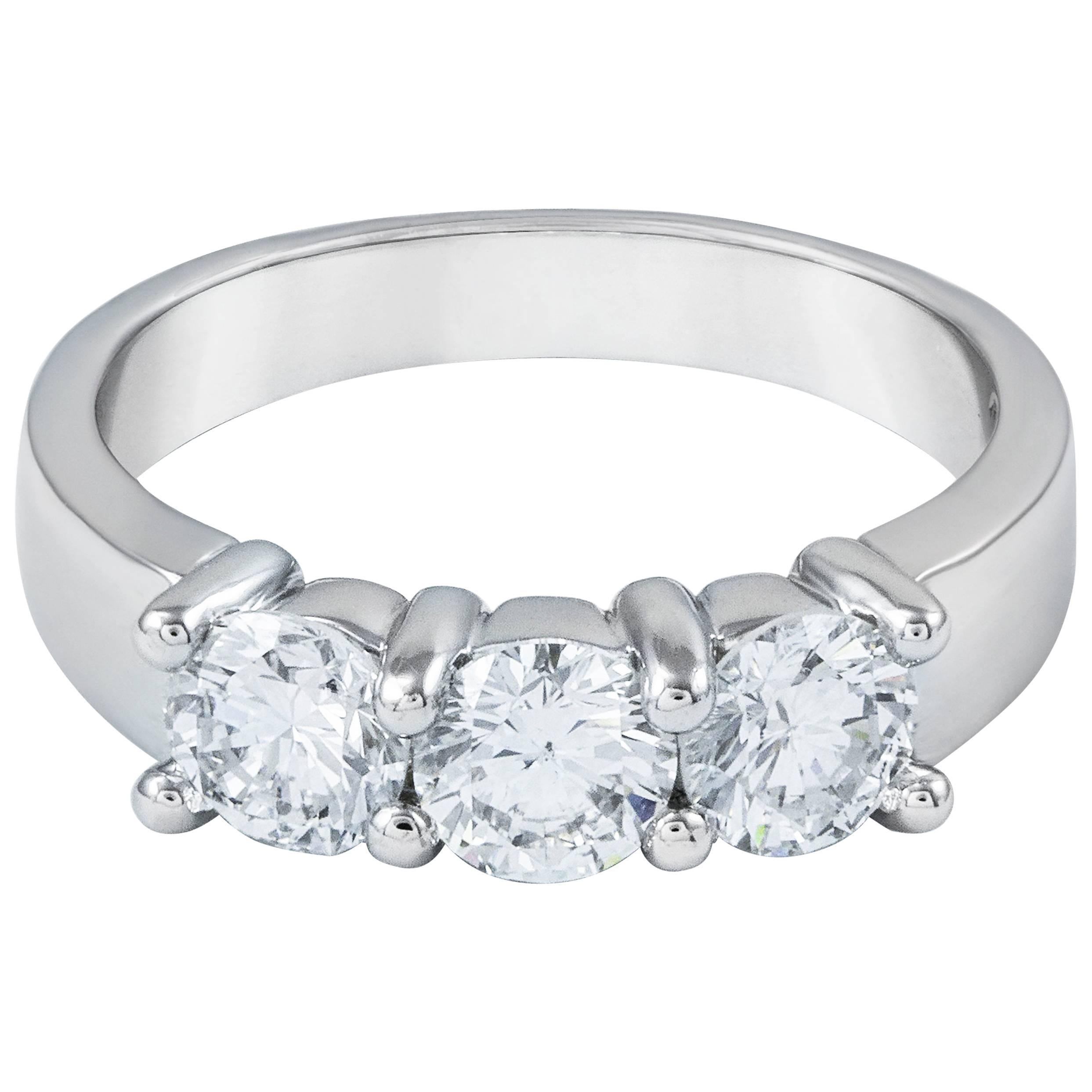 Roman Malakov, alliance à trois pierres avec diamants ronds brillants d'un total de 1.53 carats