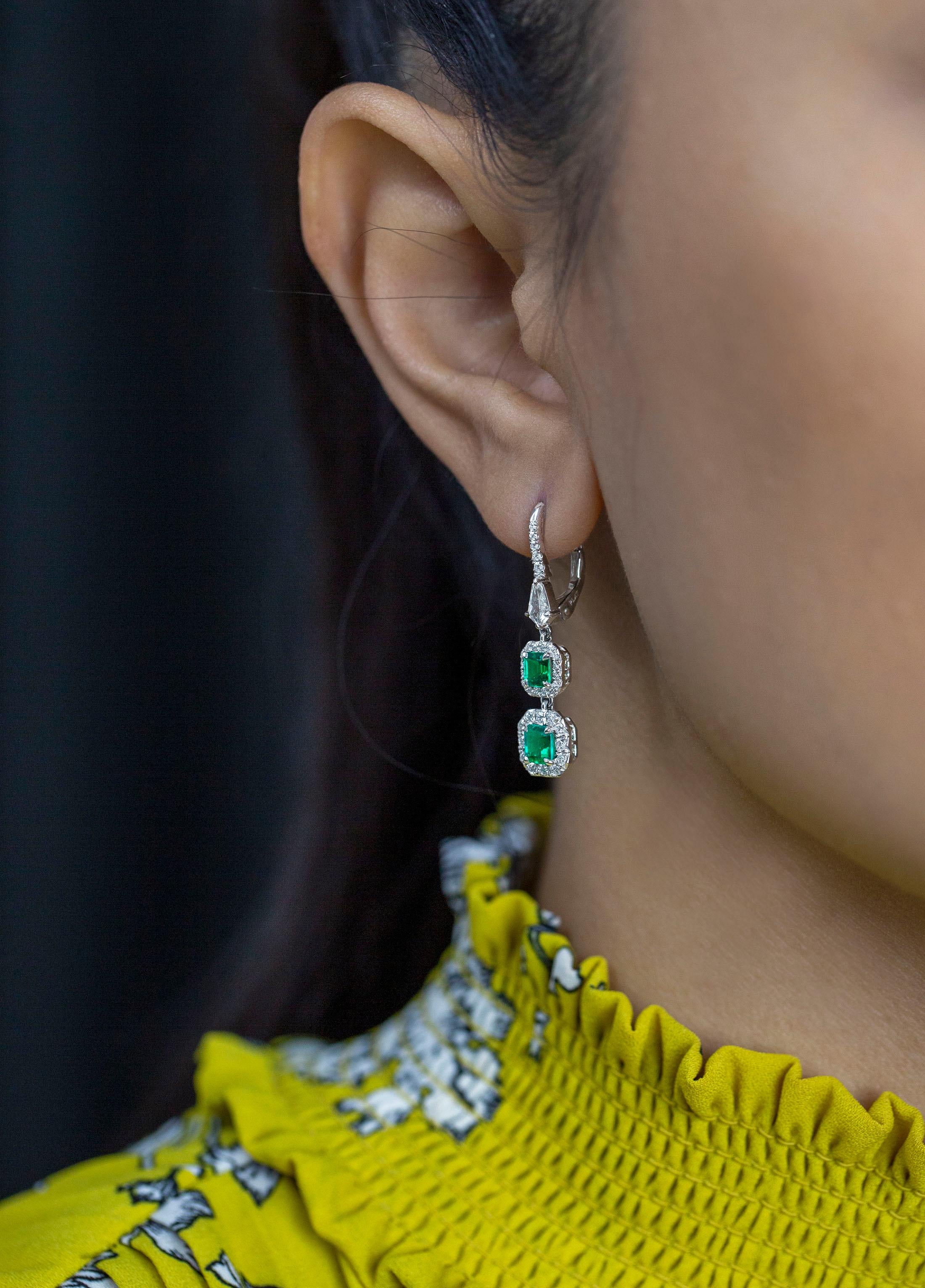 Roman Malakov 1.53 Carats Total Colombian Emerald Halo Dangle Earrings  In New Condition For Sale In New York, NY