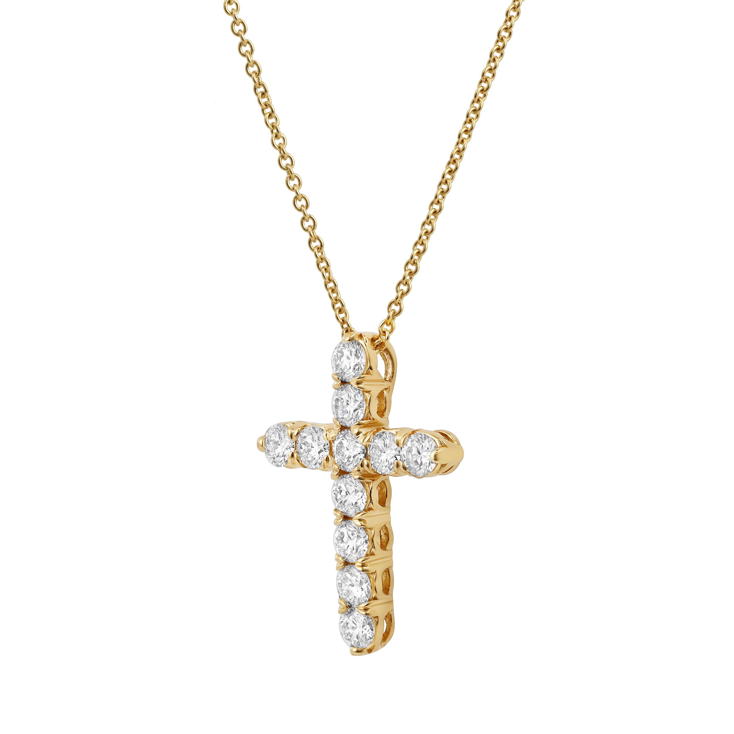 Una splendida collana con ciondolo, con 11 diamanti rotondi taglio brillante per un peso totale di 1,56 carati, incastonati in una croce religiosa. Finemente realizzato in oro giallo 14k. Il ciondolo è sospeso su una catenina in oro giallo, che