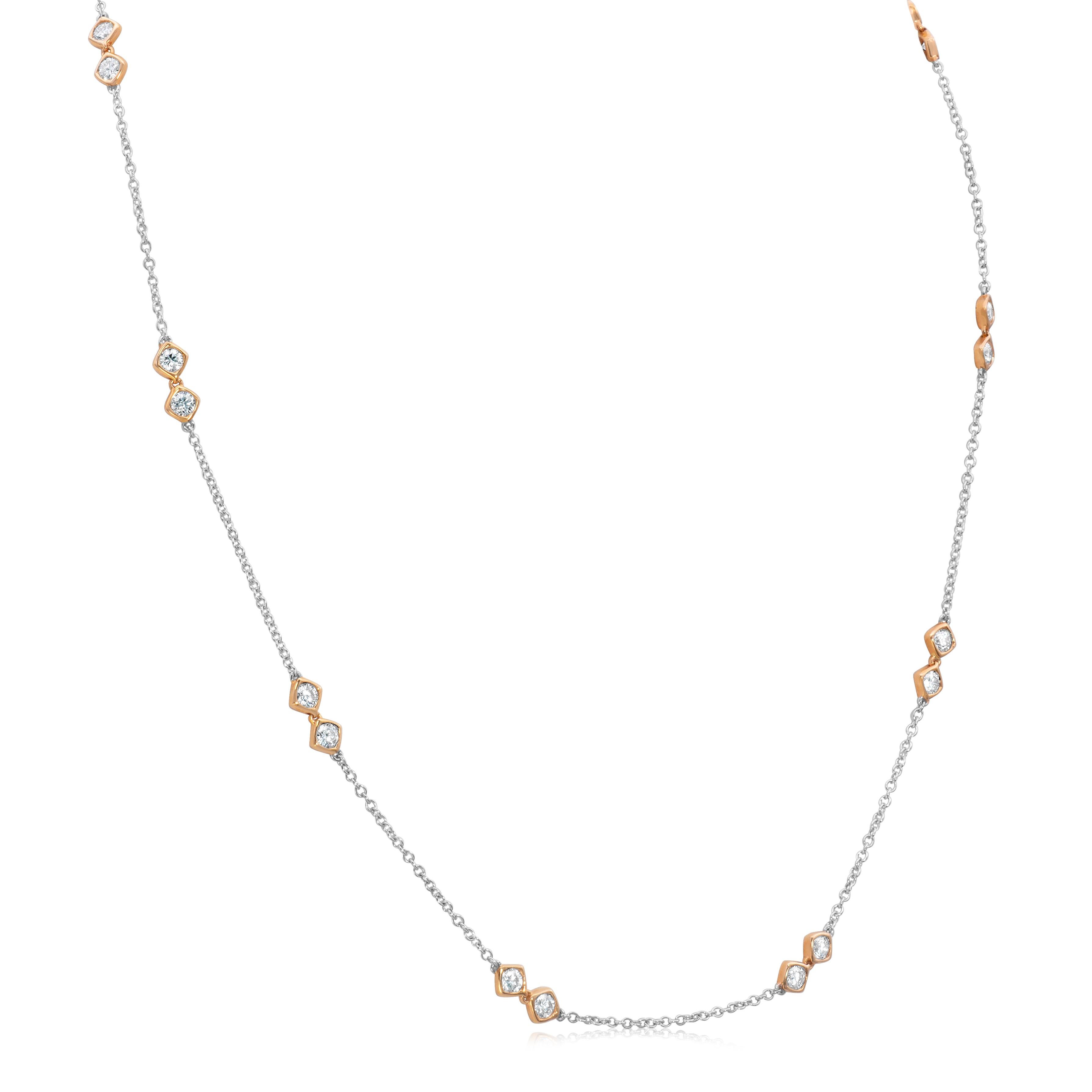Una collana di diamanti unica nel suo genere, con diamanti rotondi taglio brillante per un peso totale di 1,56 carati, incastonati in forme a cuscino in oro giallo 18 carati. I diamanti sono disposti in gruppi di due. La catena è in oro bianco 18