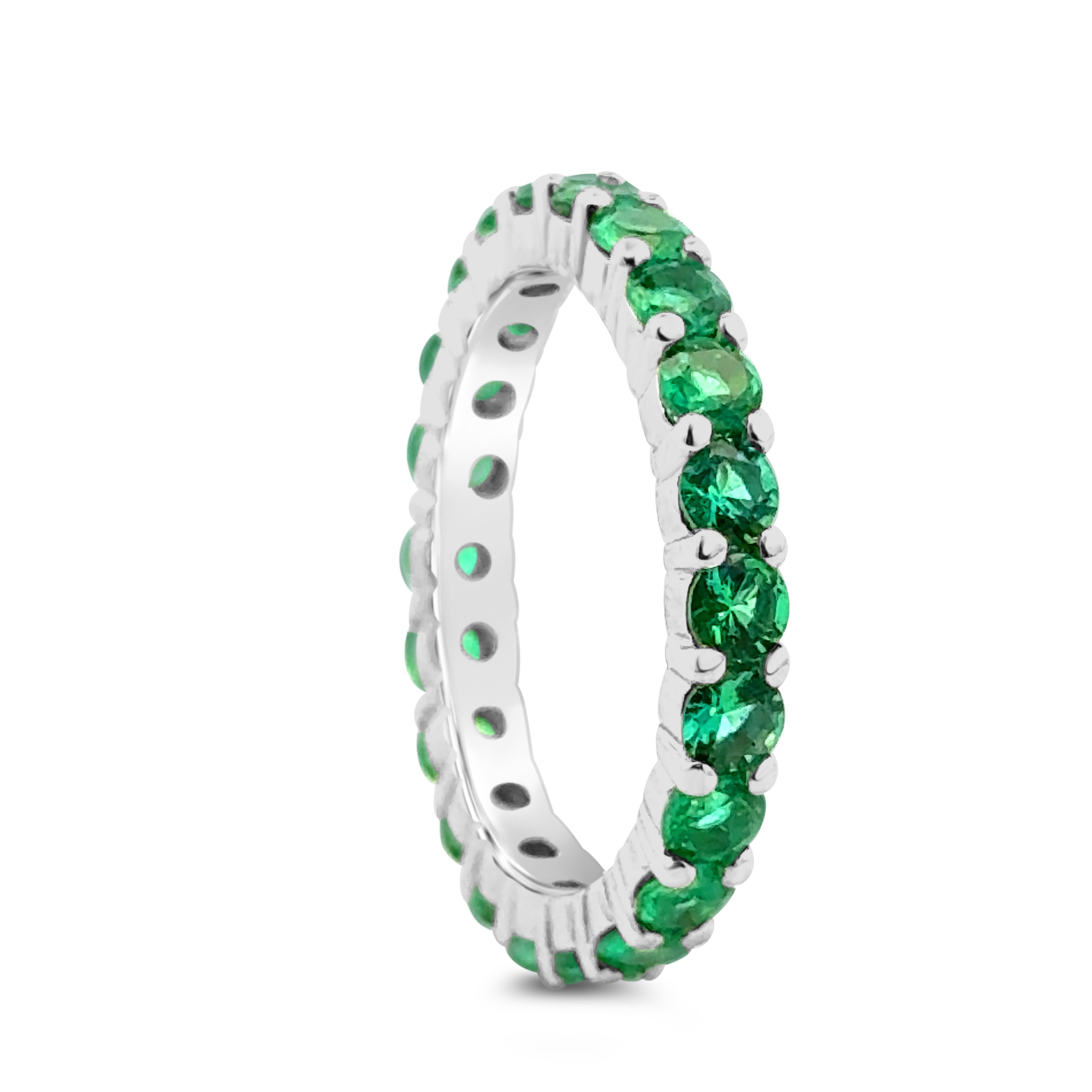 Contemporary Roman Malakov 1.56 Carats Total Round Cut Emerald Eternity Wedding Band Ring For Sale