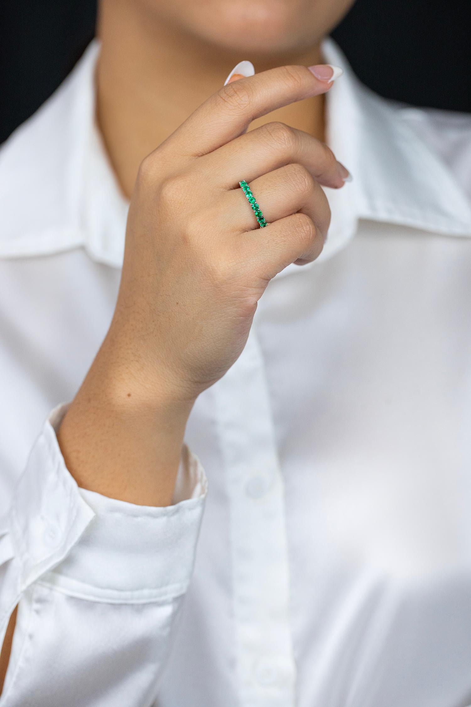 Roman Malakov 1.56 Carats Total Round Cut Emerald Eternity Wedding Band Ring In New Condition For Sale In New York, NY