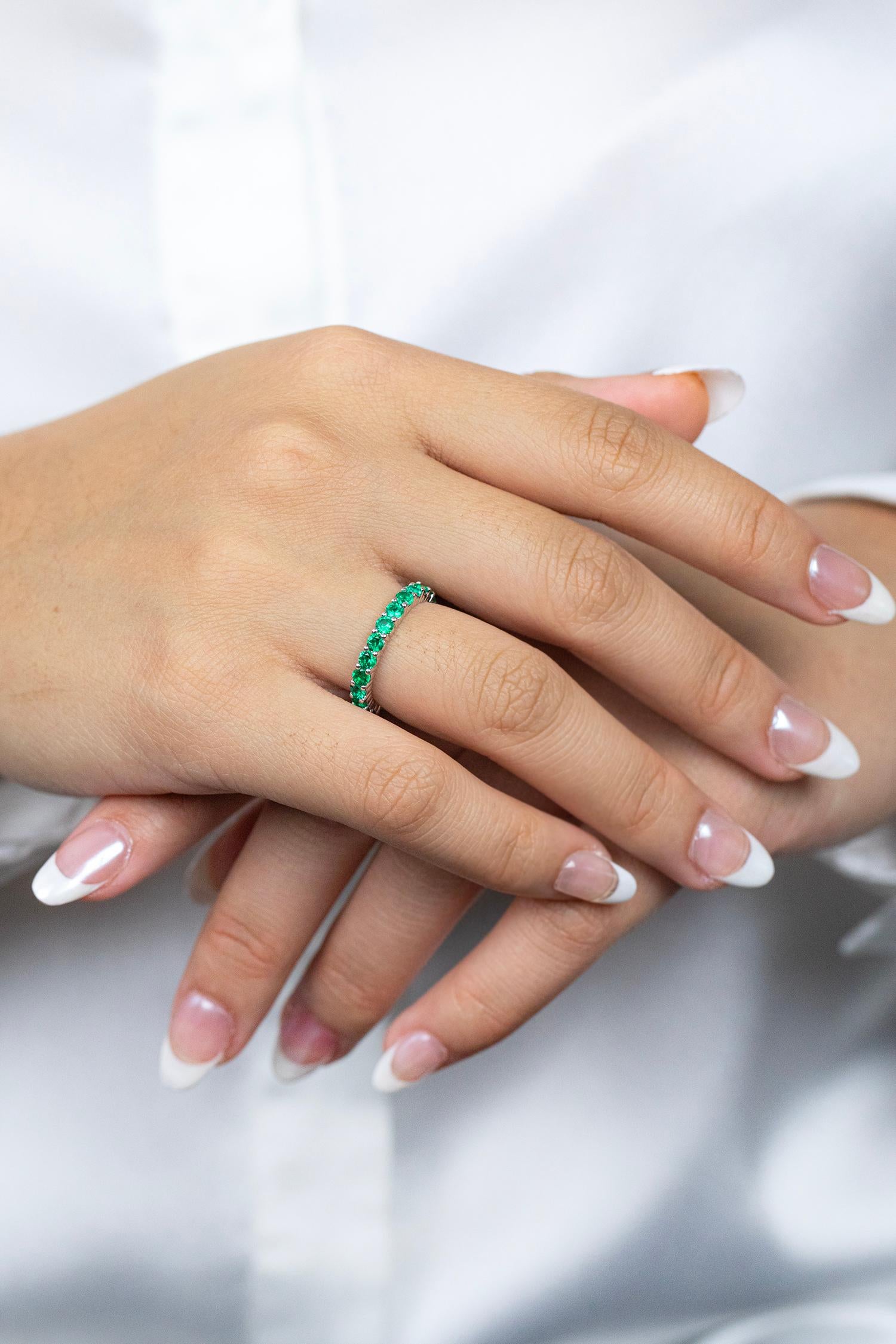Women's or Men's Roman Malakov 1.56 Carats Total Round Cut Emerald Eternity Wedding Band Ring For Sale