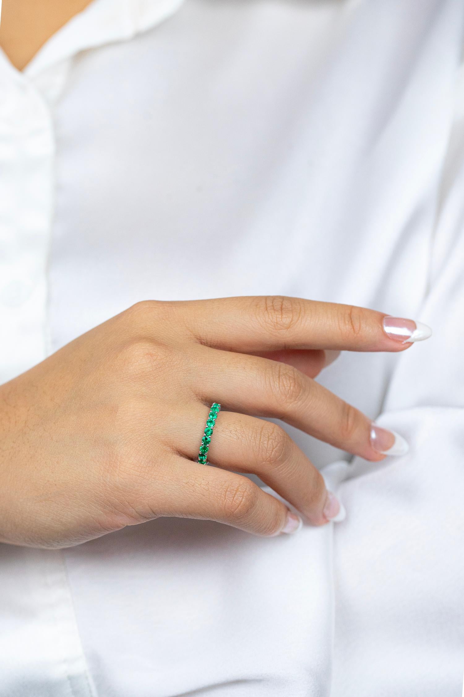 Roman Malakov 1.56 Carats Total Round Cut Emerald Eternity Wedding Band Ring For Sale 1