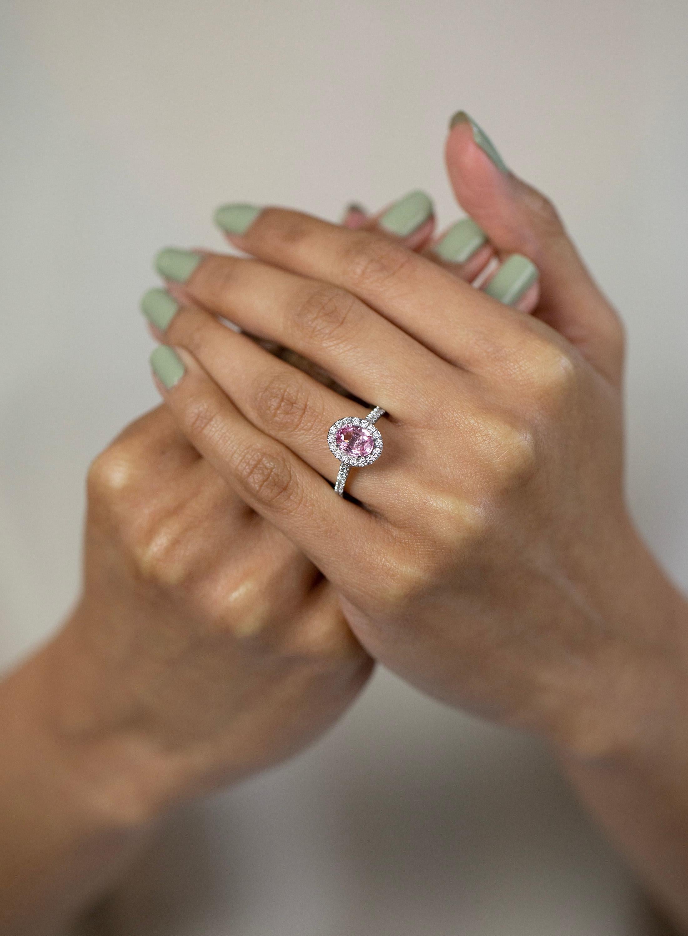 Roman Malakov Verlobungsring mit 1.57 Karat rosa Saphir im Ovalschliff und Diamant-Halo (Zeitgenössisch) im Angebot