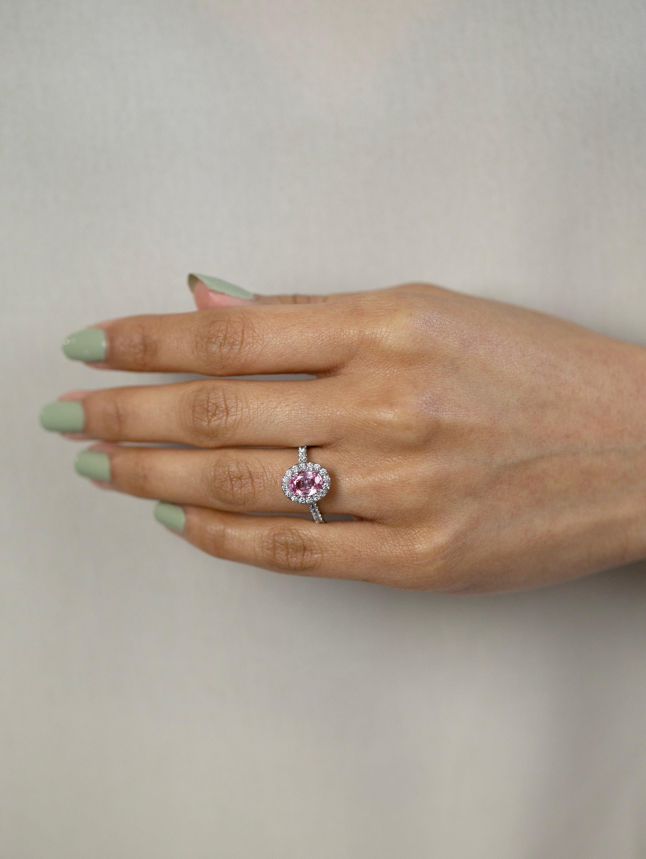 Roman Malakov Verlobungsring mit 1.57 Karat rosa Saphir im Ovalschliff und Diamant-Halo Damen im Angebot