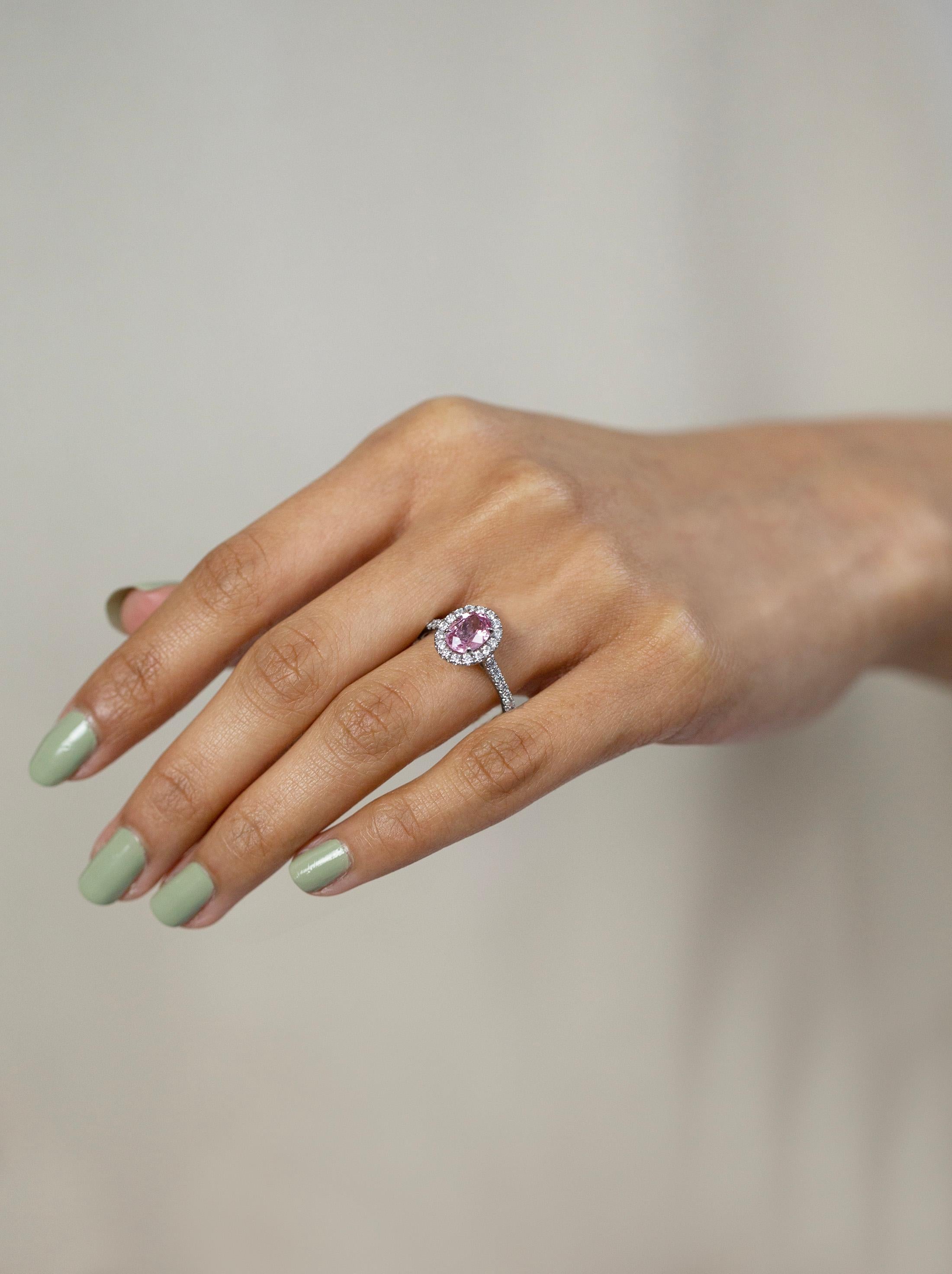 Roman Malakov Verlobungsring mit 1.57 Karat rosa Saphir im Ovalschliff und Diamant-Halo im Zustand „Neu“ im Angebot in New York, NY