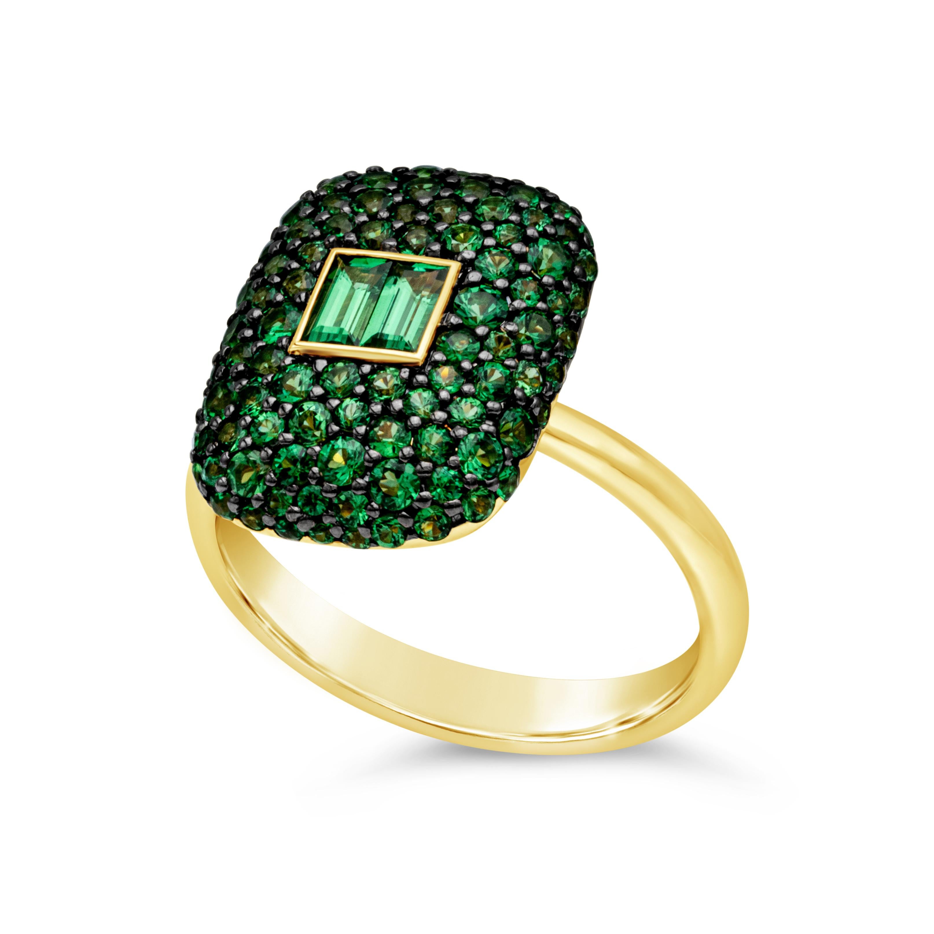 Contemporary Roman Malakov  1.57 Carat Total Mixed Cut Green Tsavorite Fashion Ring For Sale