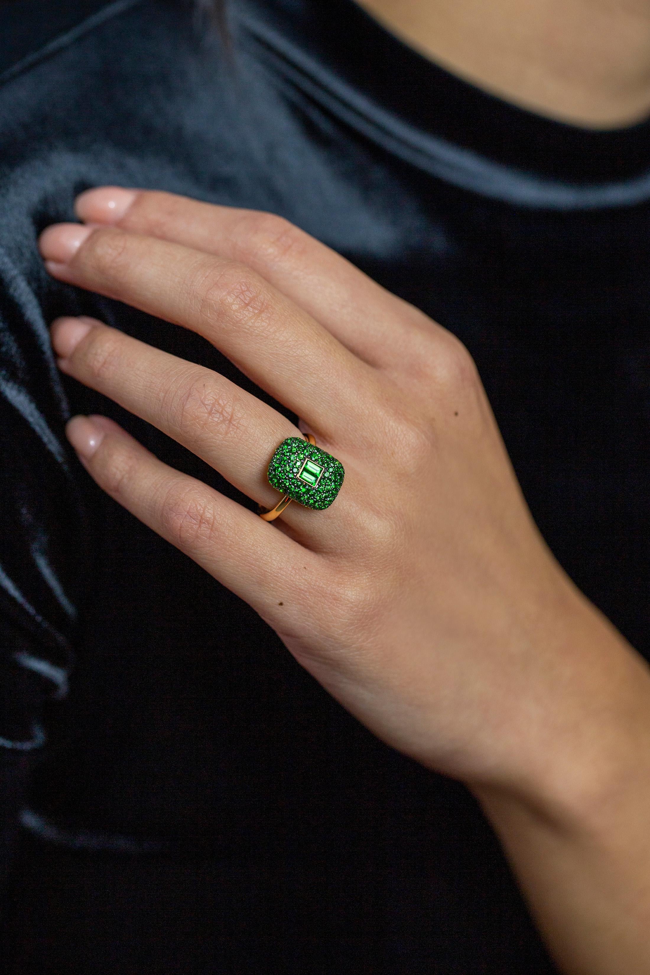 Roman Malakov  1.57 Carat Total Mixed Cut Green Tsavorite Fashion Ring For Sale 1