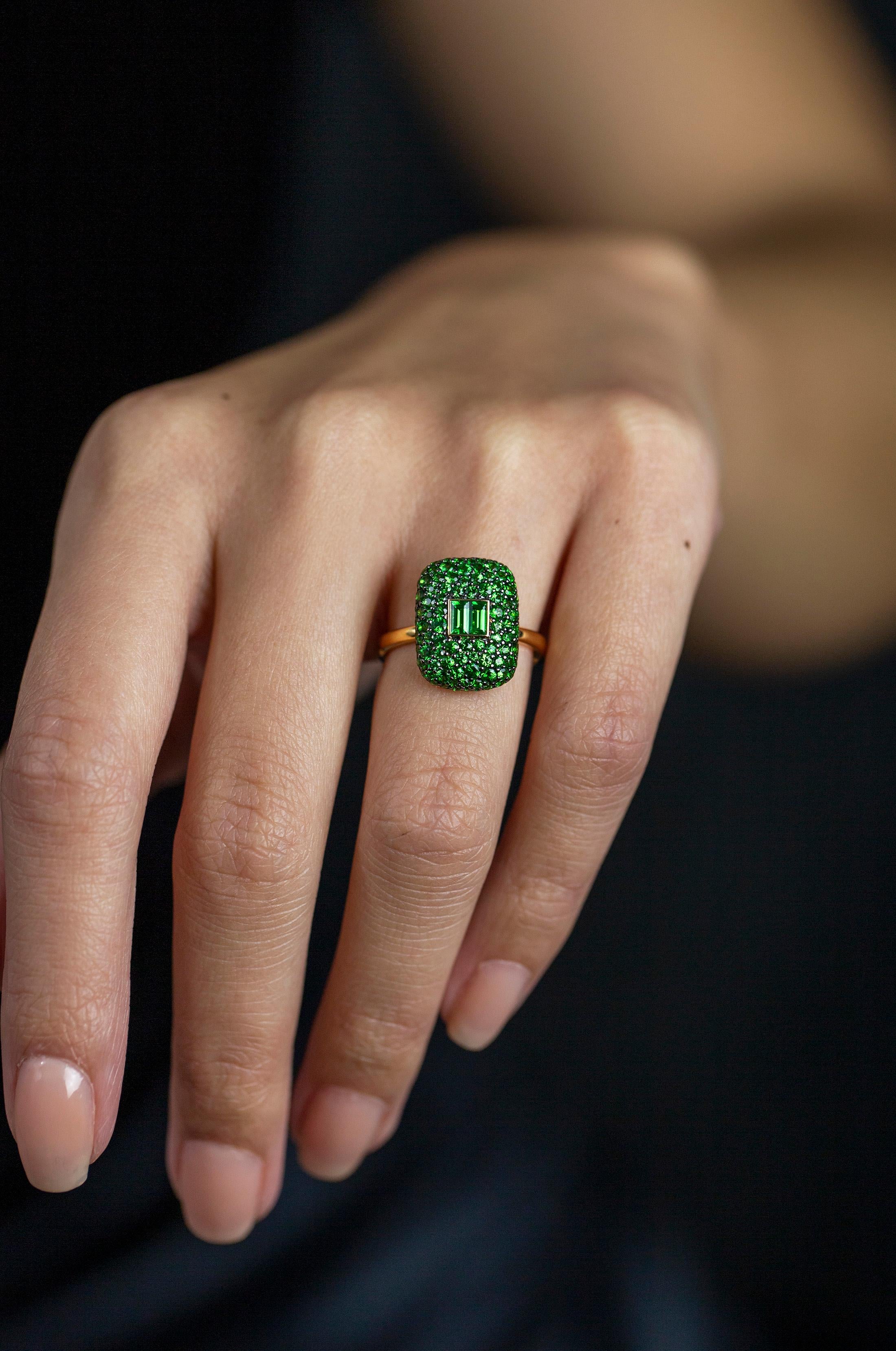 Roman Malakov  1.57 Carat Total Mixed Cut Green Tsavorite Fashion Ring For Sale 2