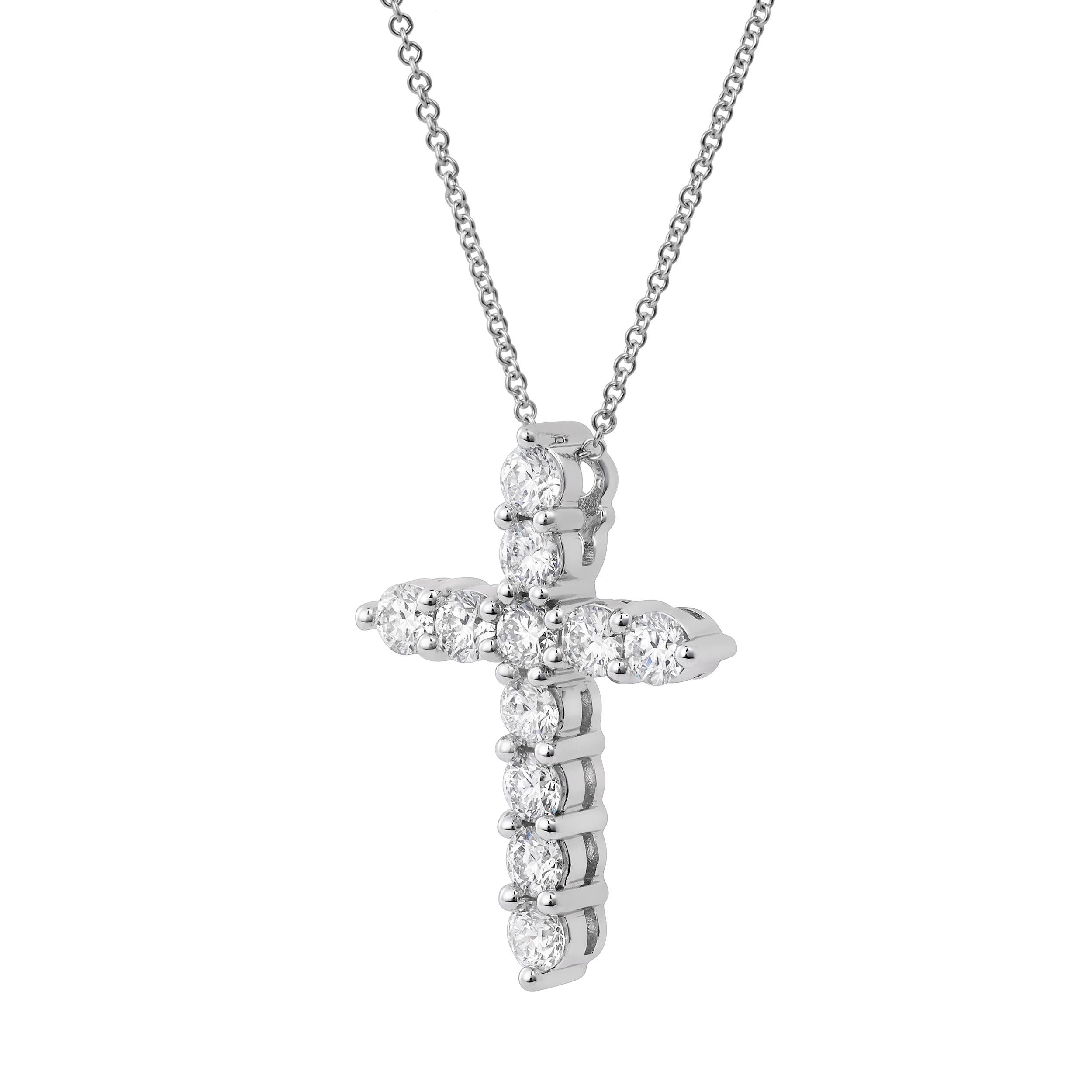 Una bellissima collana con ciondolo, con 11 diamanti rotondi taglio brillante per un peso totale di 1,60 carati, incastonati in una croce religiosa.Finemente realizzato in oro bianco 14k. Il ciondolo è sospeso su una catena regolabile in oro bianco,