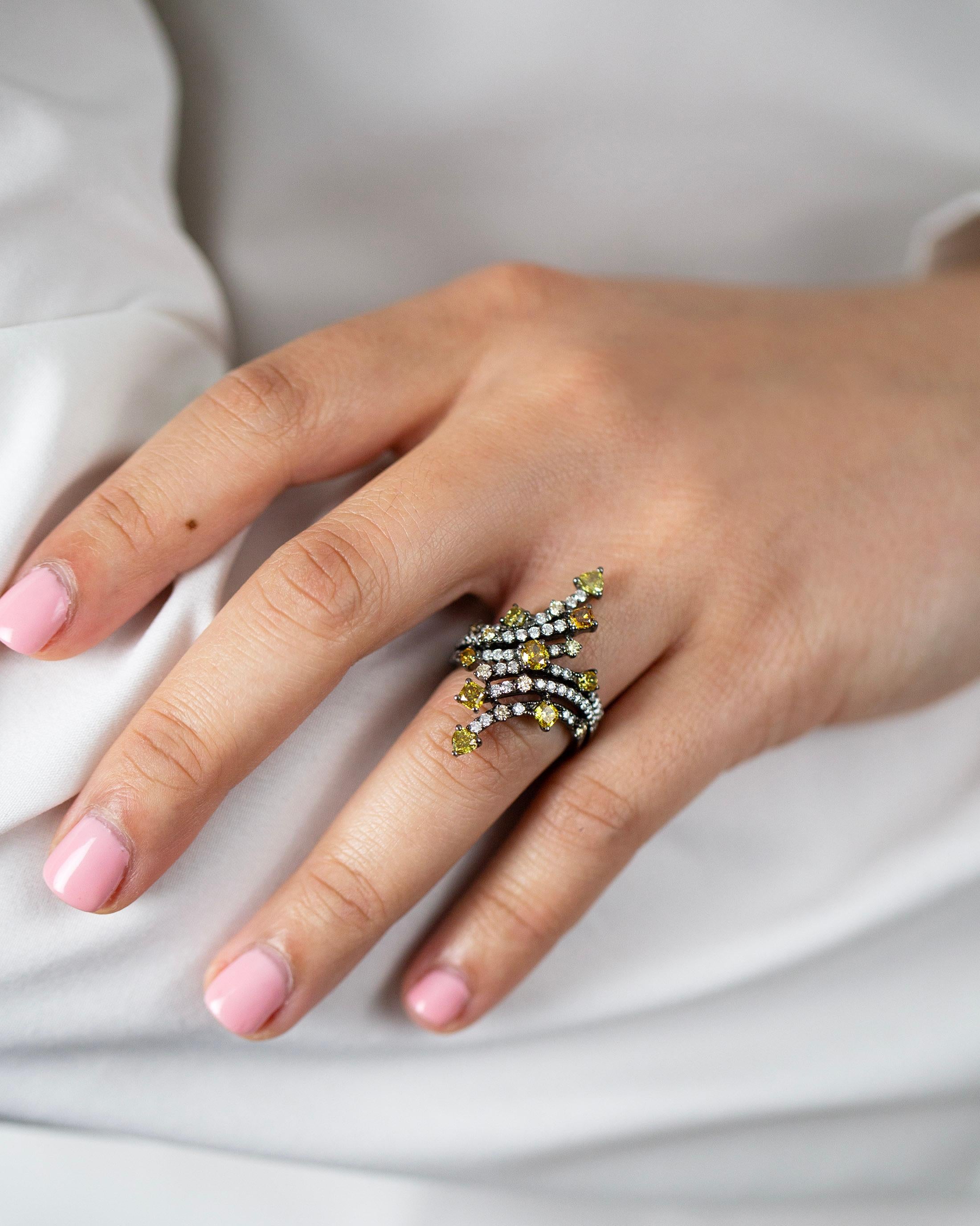 Contemporaneo Roman Malakov Diamonds Anello da 2,33 carati totali di diamanti bianchi e colorati in vendita
