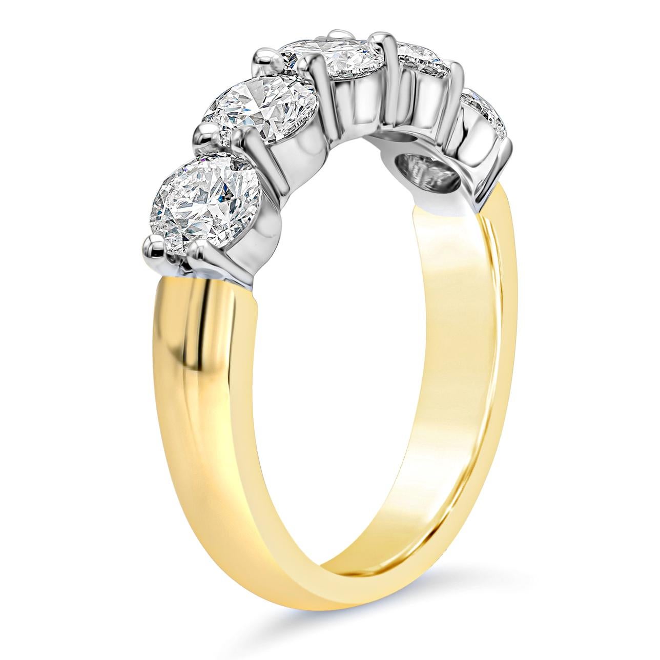 Une alliance classique mettant en valeur cinq diamants ronds de taille brillant pesant 1,64 carats au total, de couleur F et de pureté Si, sertis dans une corbeille à griffes partagées en or blanc 18 carats. Fabriqué en or jaune 18K. Taille 6.25 US.