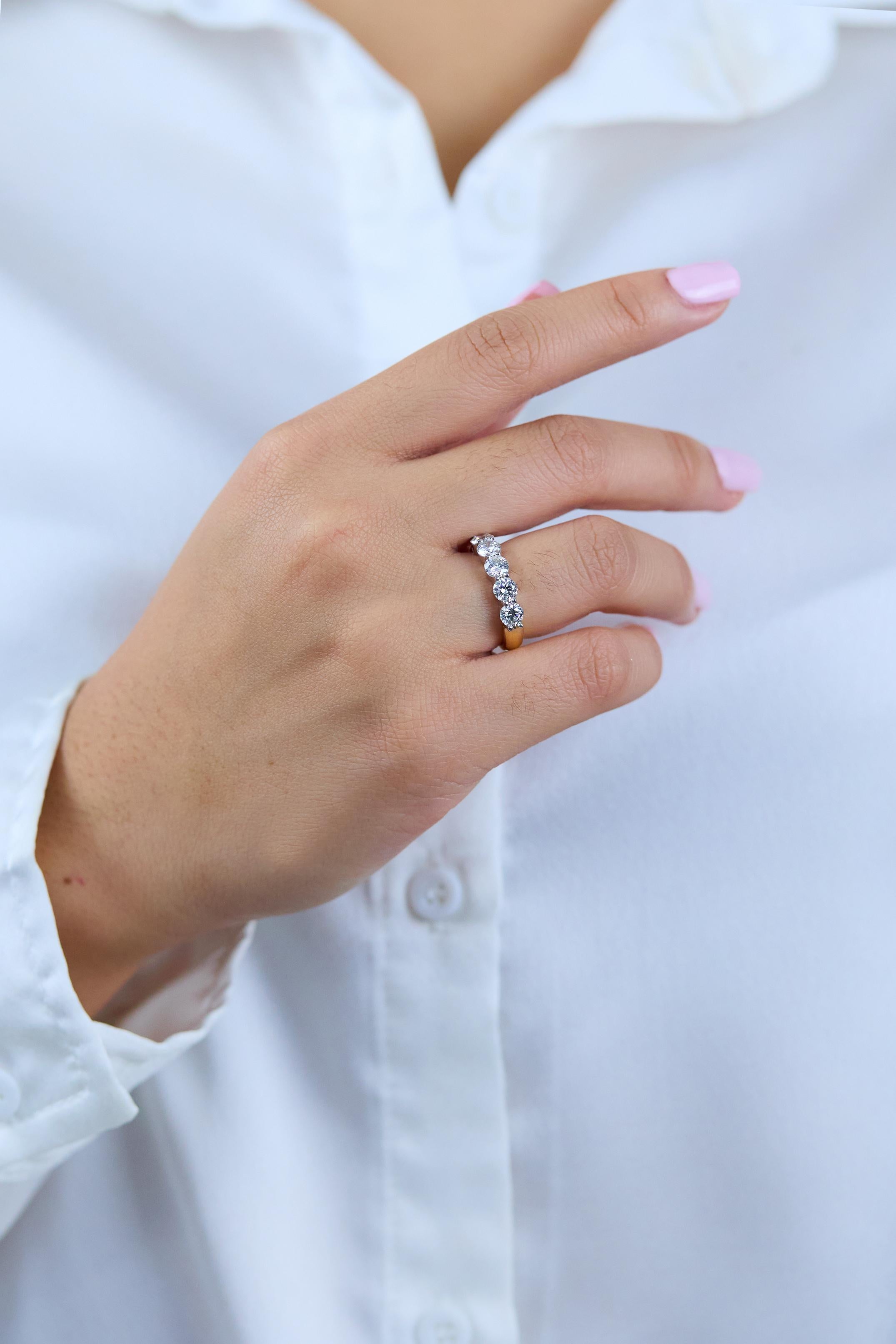 Roman Malakov 1,64 Karat Diamant-Hochzeitsring mit fünf Steinen im Rundschliff im Zustand „Neu“ im Angebot in New York, NY
