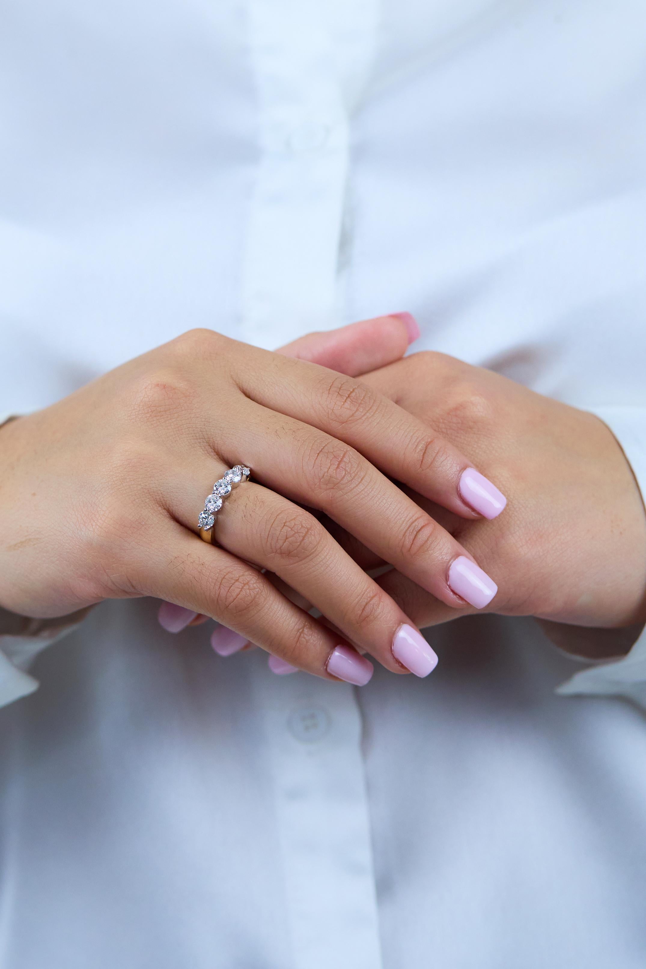 Roman Malakov 1,64 Karat Diamant-Hochzeitsring mit fünf Steinen im Rundschliff im Angebot 1
