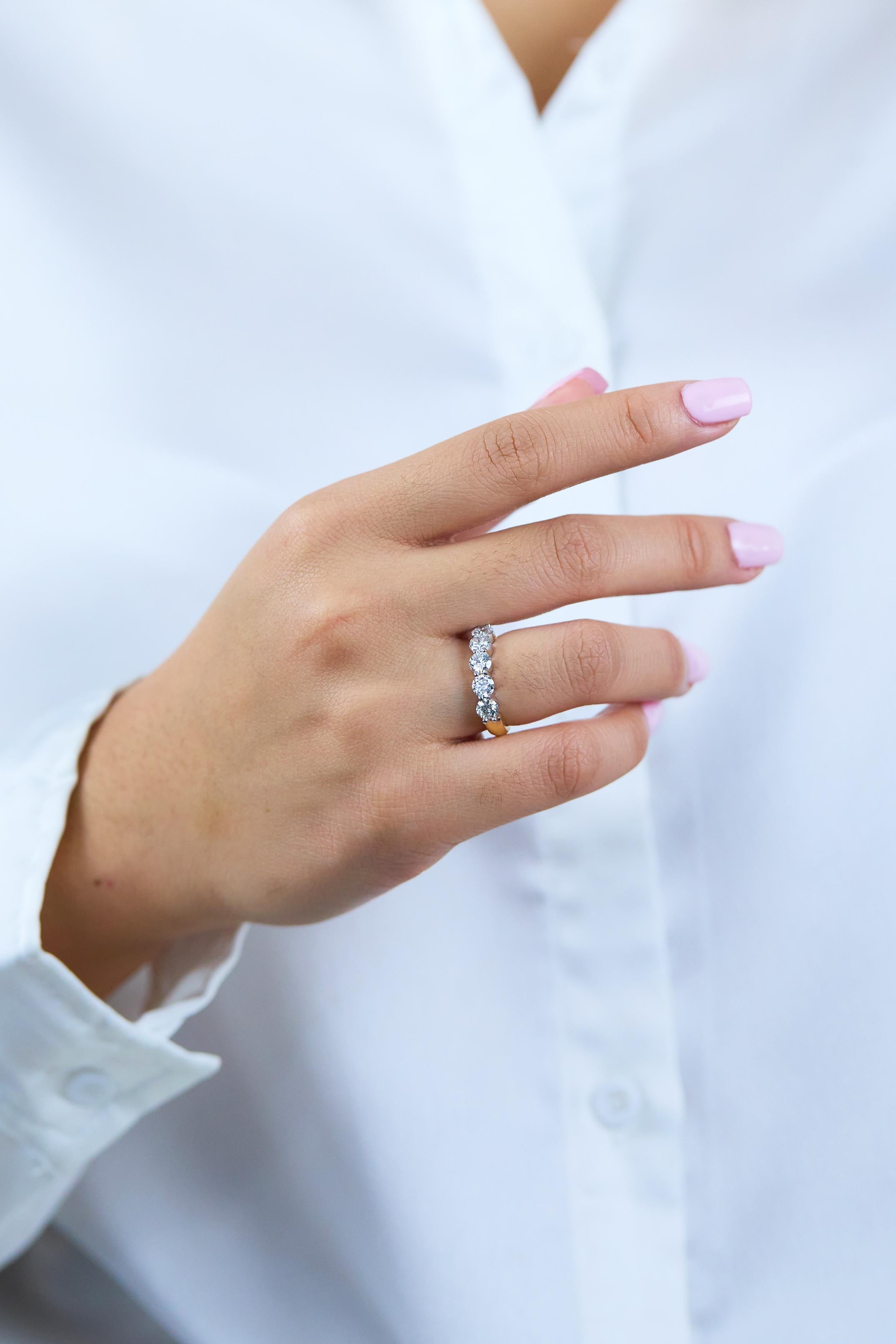 Roman Malakov 1,64 Karat Diamant-Hochzeitsring mit fünf Steinen im Rundschliff Damen im Angebot