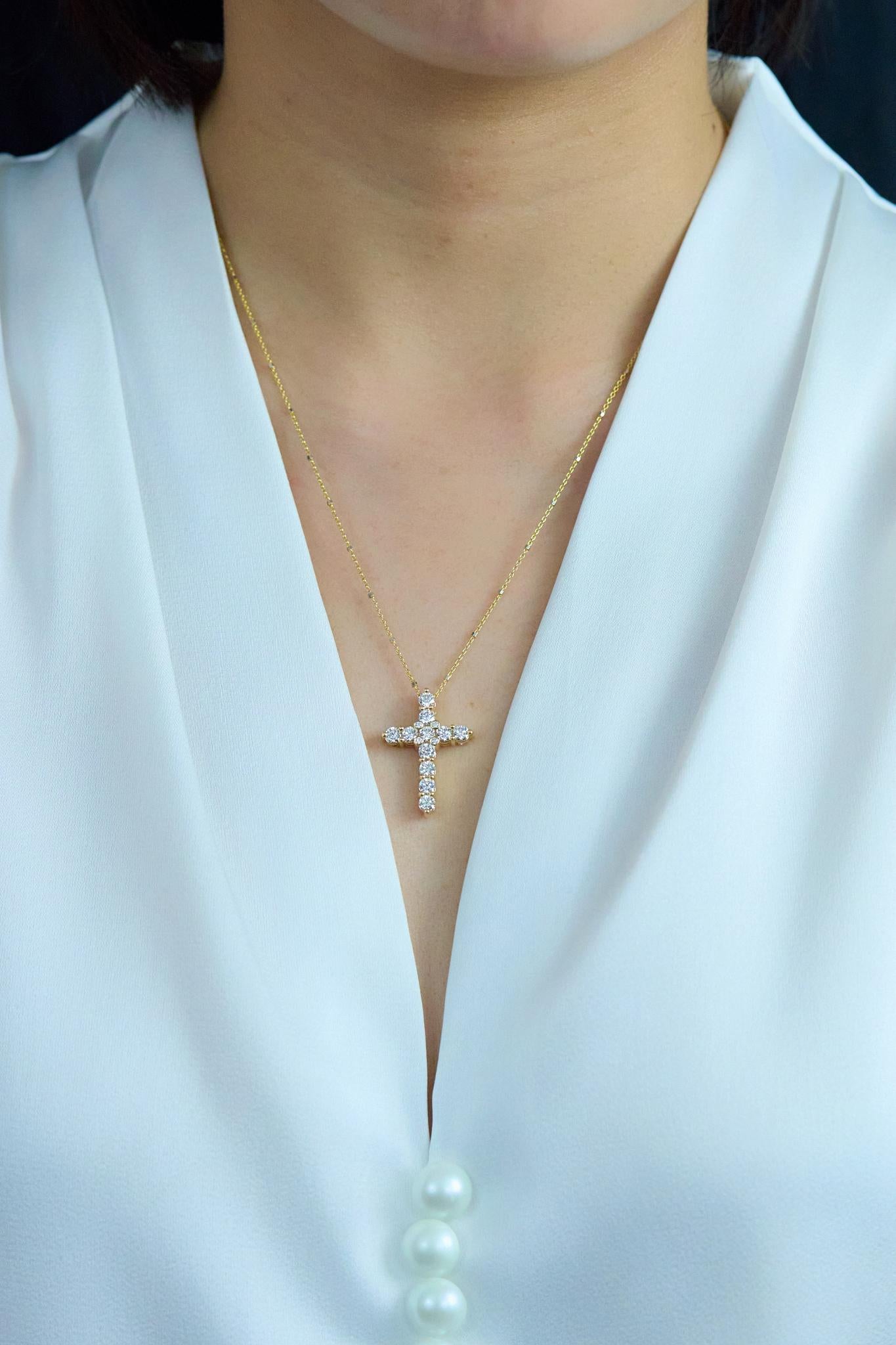 Roman Malakov Diamonds, collana con ciondolo a croce con diamanti rotondi taglio Brilliante da 1.65 carati In condizioni Nuovo in vendita a New York, NY