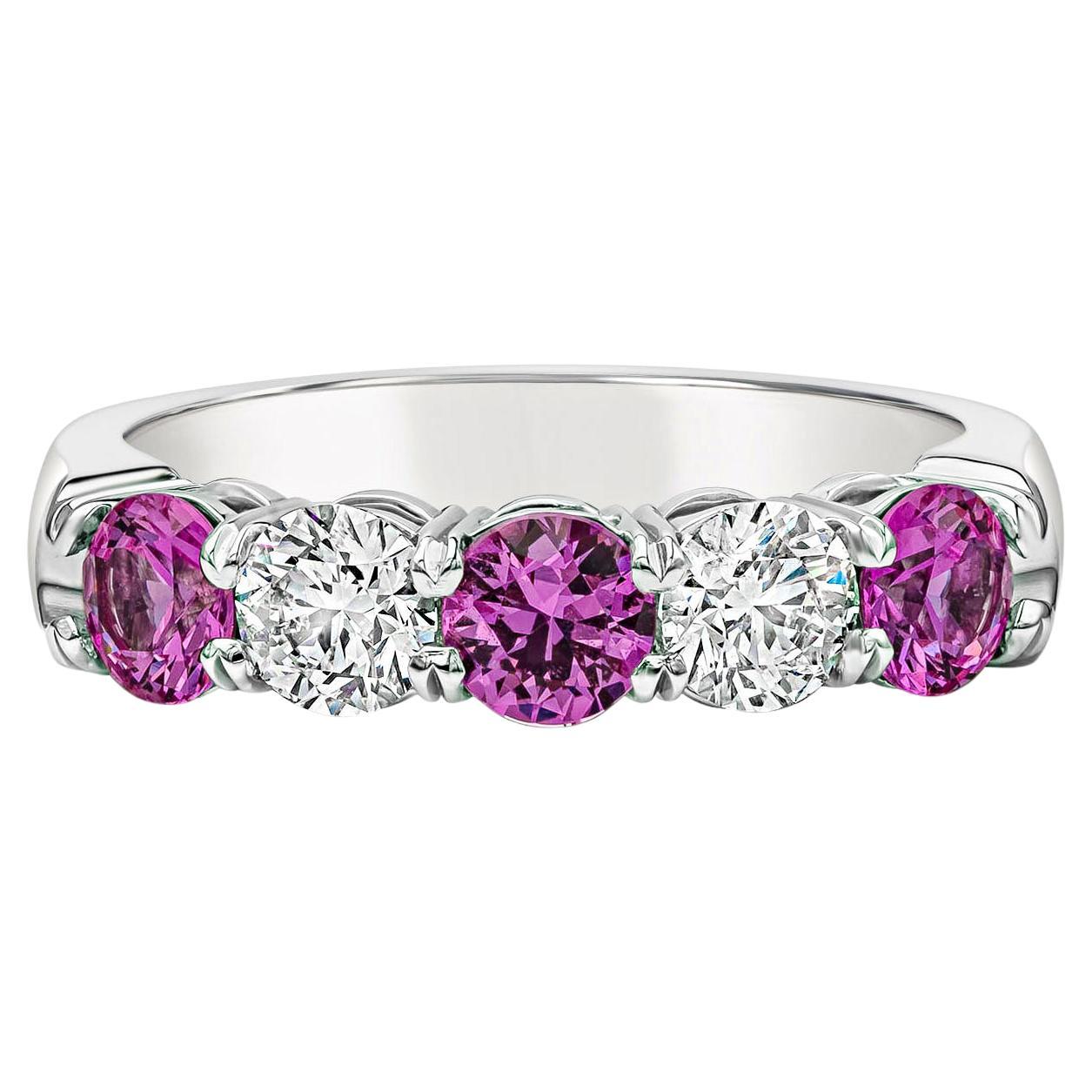 Roman Malakov Alianza de boda de cinco piedras con zafiro rosa redondo de 1,66 quilates y diamantes