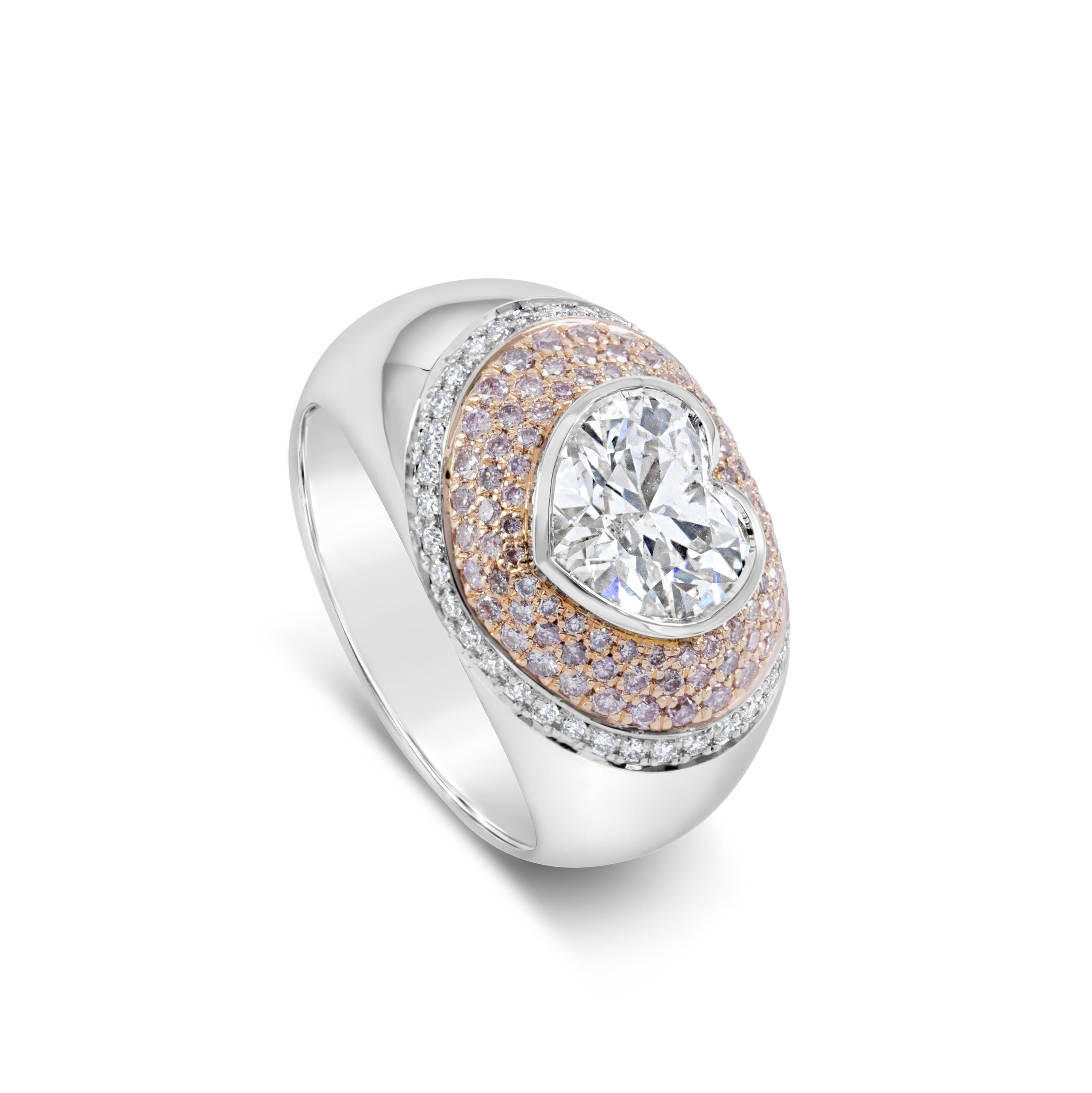 Ein stilvoller Modering mit einem herzförmigen Diamanten von 1,68 Karat, Farbe G und Reinheit I1, gefasst in einer Platinfassung. Umgeben von rosa Diamanten im Rundschliff mit einem Gesamtgewicht von 0,51 Karat, gefasst in 14 Karat Weißgold.