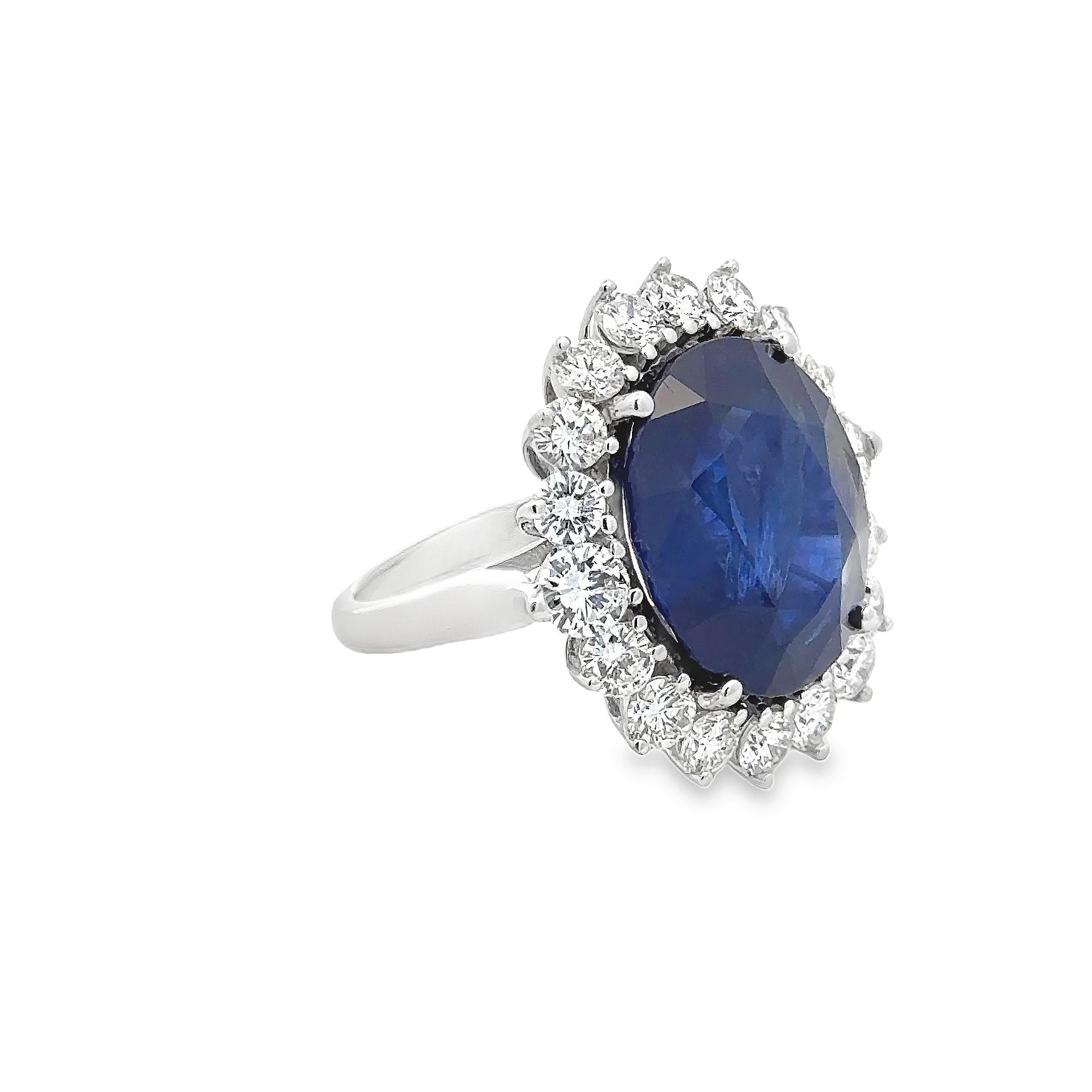Ein prächtiger Cocktailring, inspiriert von Prinzessin Diana, mit einem blauen Saphir von 16,89 Karat im Ovalschliff, gefasst in einer vierzackigen Fassung. Akzentuiert durch einen Halo aus runden Diamanten im Brillantschliff mit einem Gesamtgewicht