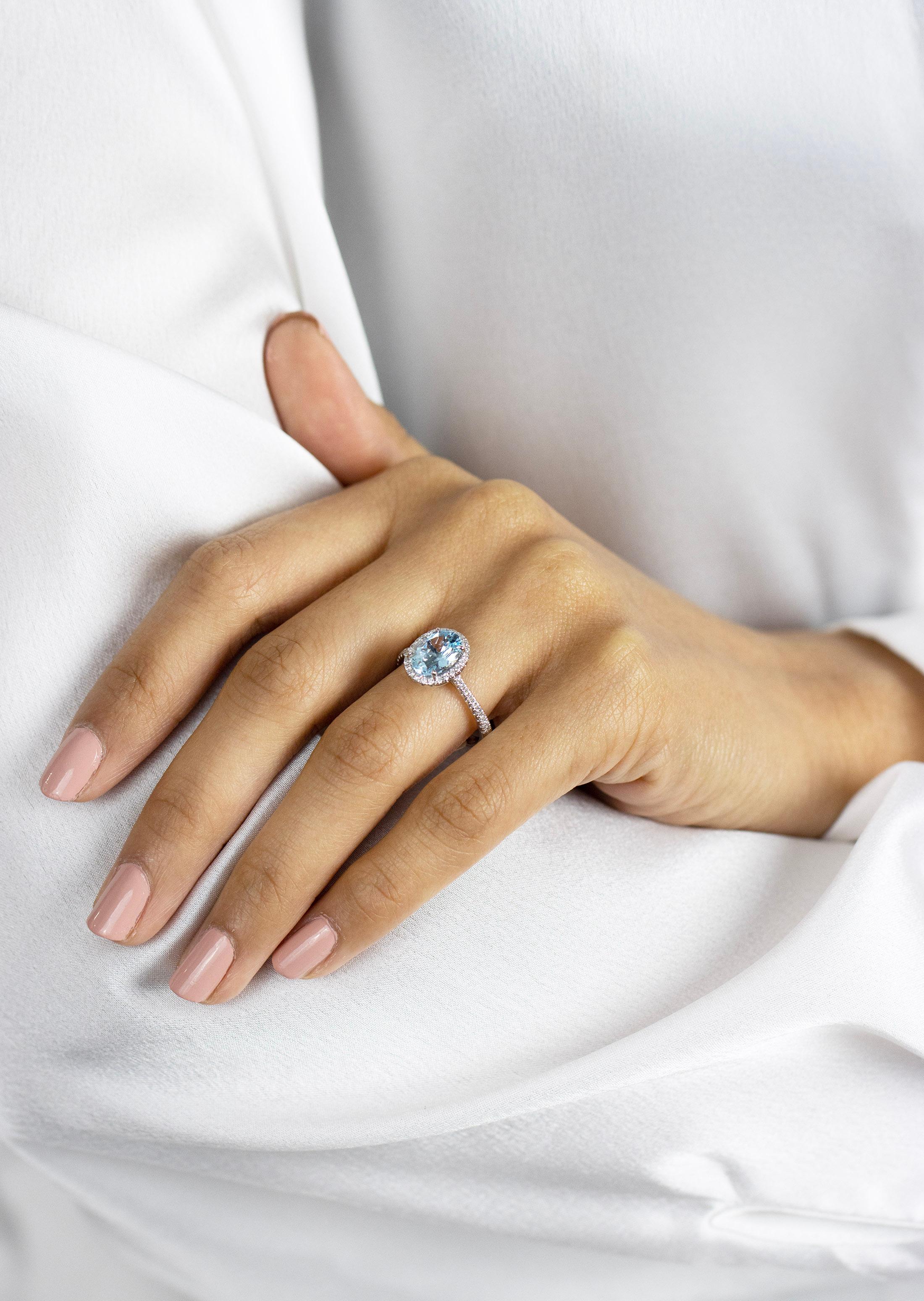 Taille ovale Roman Malakov Bague de fiançailles avec aigue-marine bleue taille ovale de 1,69 carat et halo de diamants en vente