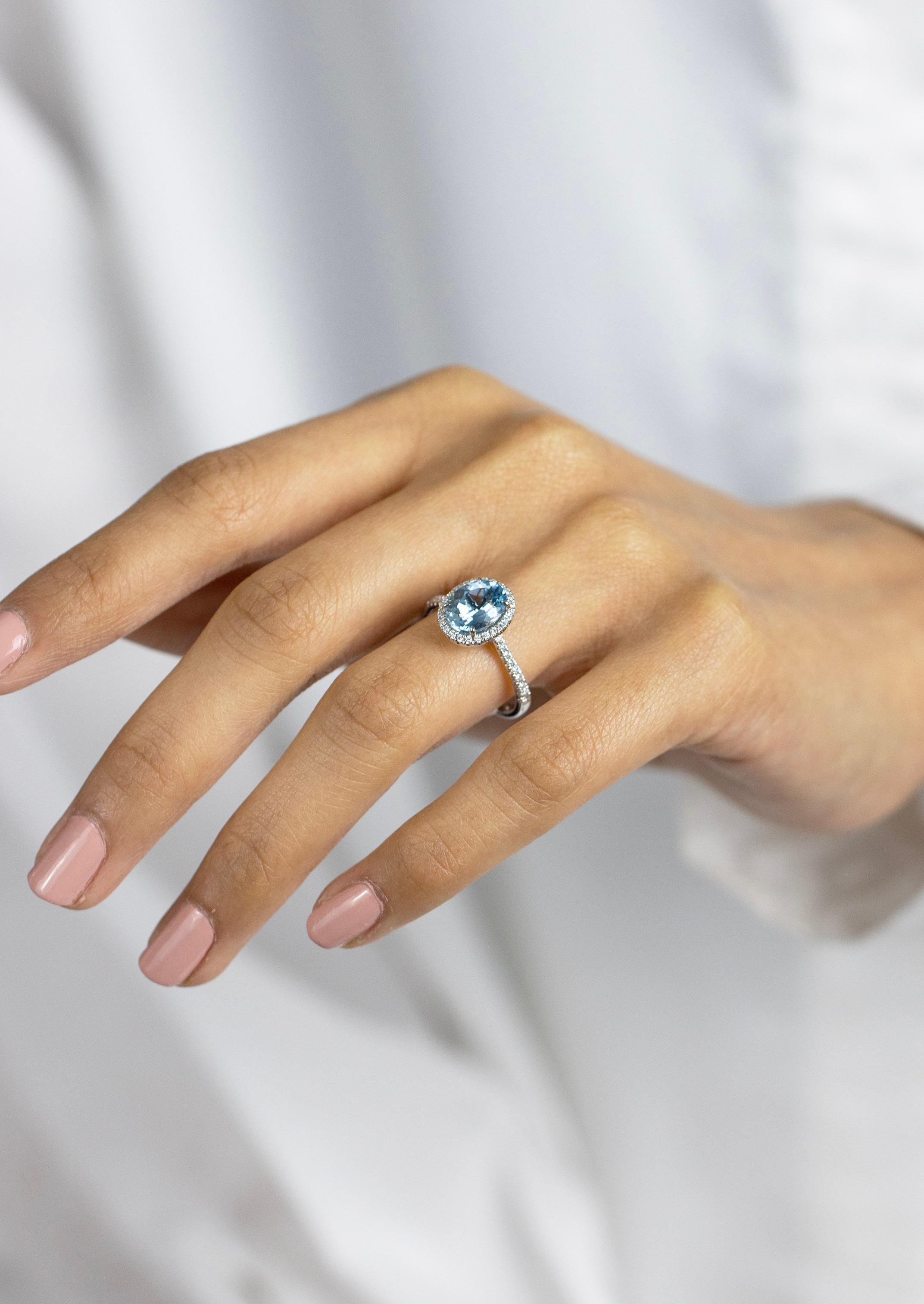 Roman Malakov Bague de fiançailles avec aigue-marine bleue taille ovale de 1,69 carat et halo de diamants Pour femmes en vente