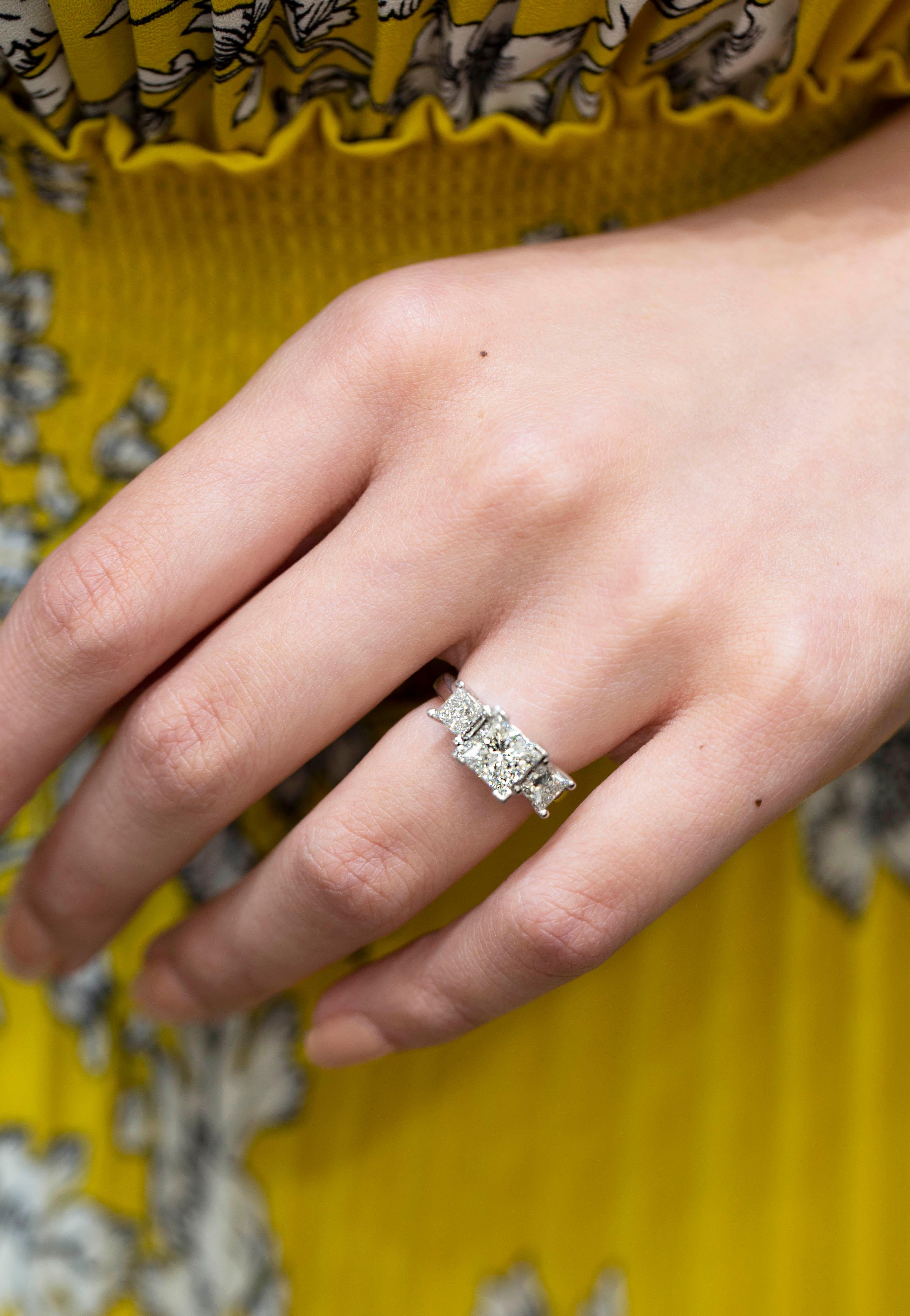 Roman Malakov, Verlobungsring mit 1,70 Karat Diamant im Prinzessinnenschliff mit drei Steinen (Zeitgenössisch) im Angebot