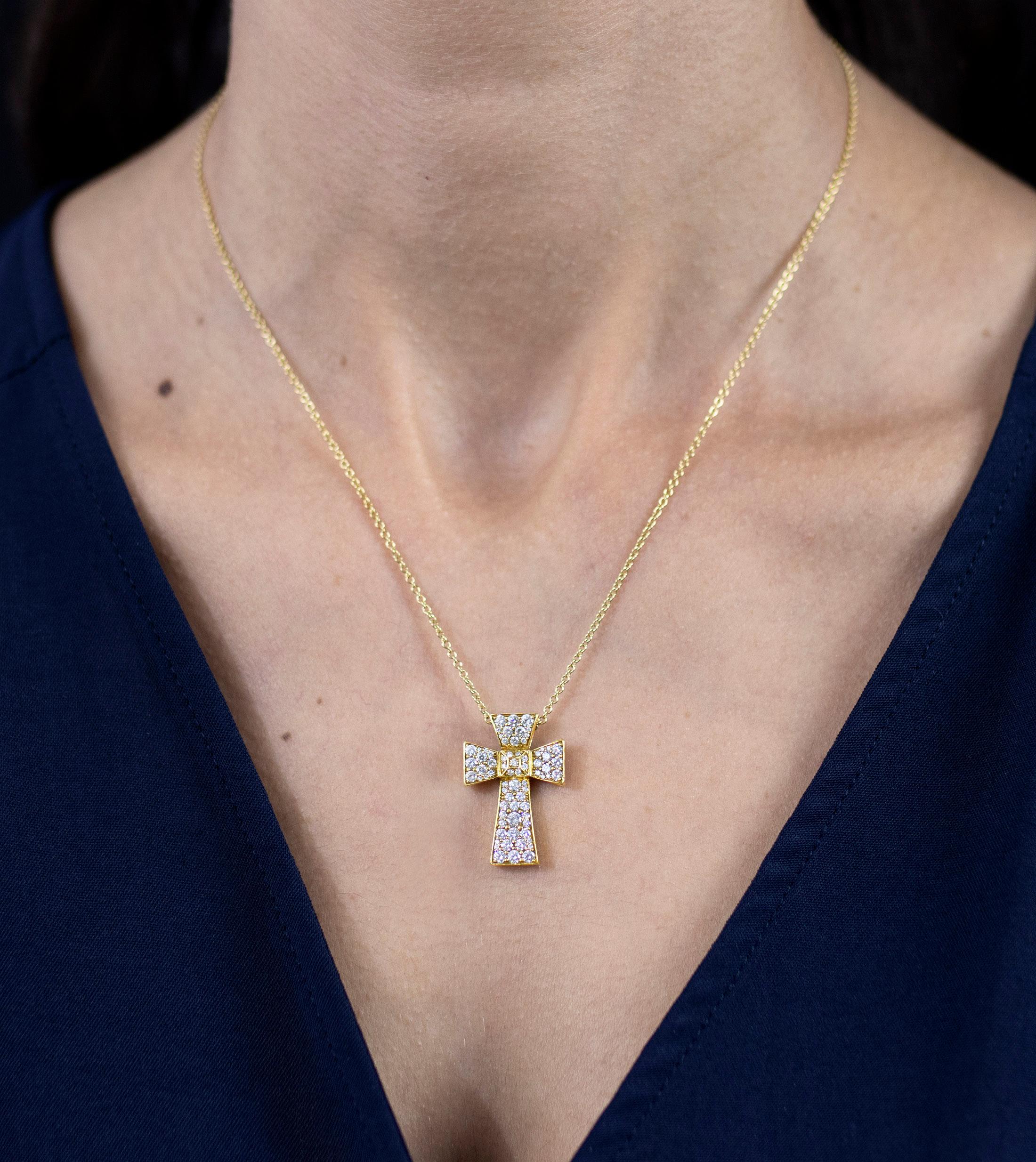 Collier pendentif croix unique, composé de diamants ronds pesant 1,70 carats au total, sertis dans une monture à griffes partagée flushée. Fabriqué en or jaune 18 carats. Suspendu à une chaîne en or jaune, d'une longueur de 16 pouces. 

Roman