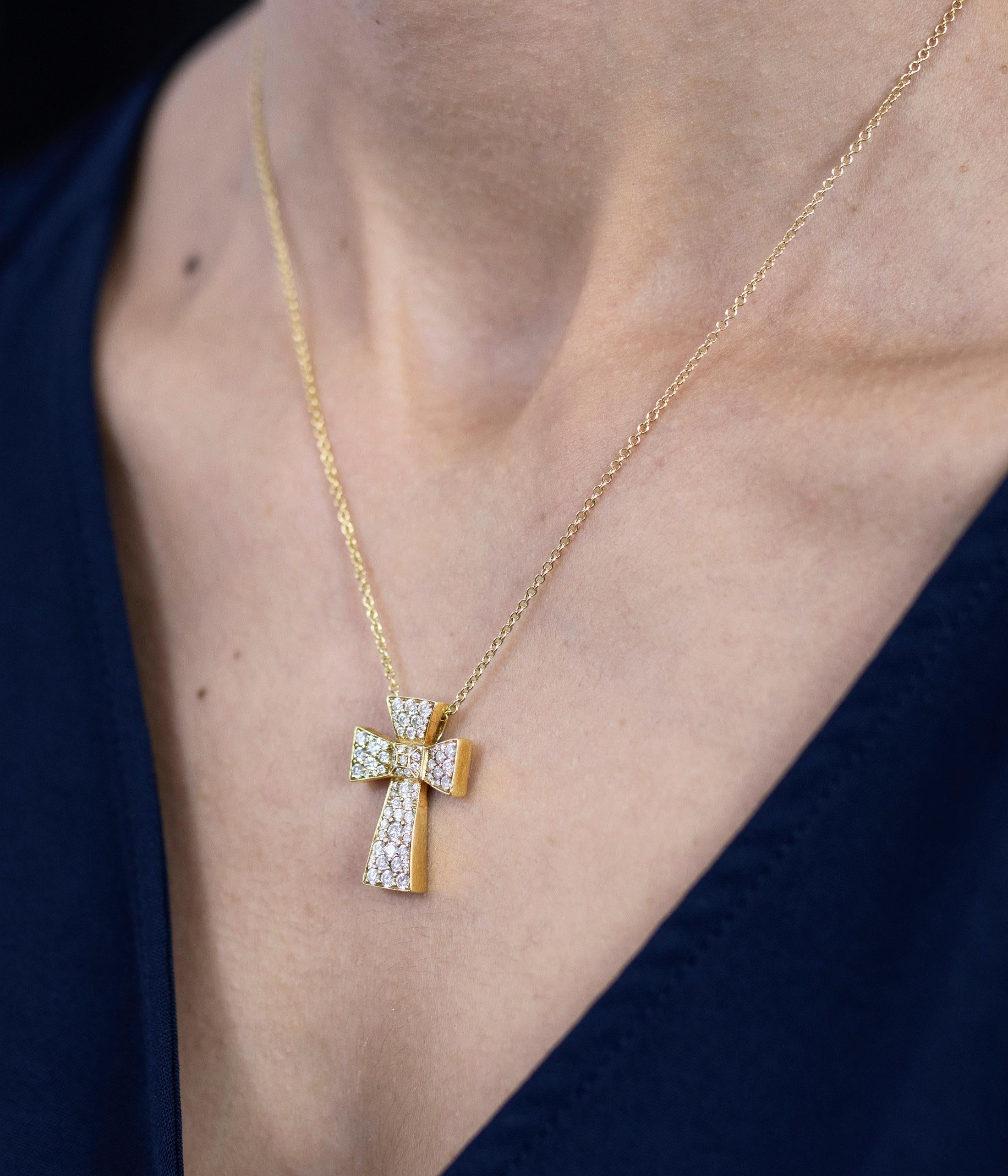 Taille ronde Roman Malakov, collier pendentif croix en diamants ronds et brillants de 1.70 carats au total en vente
