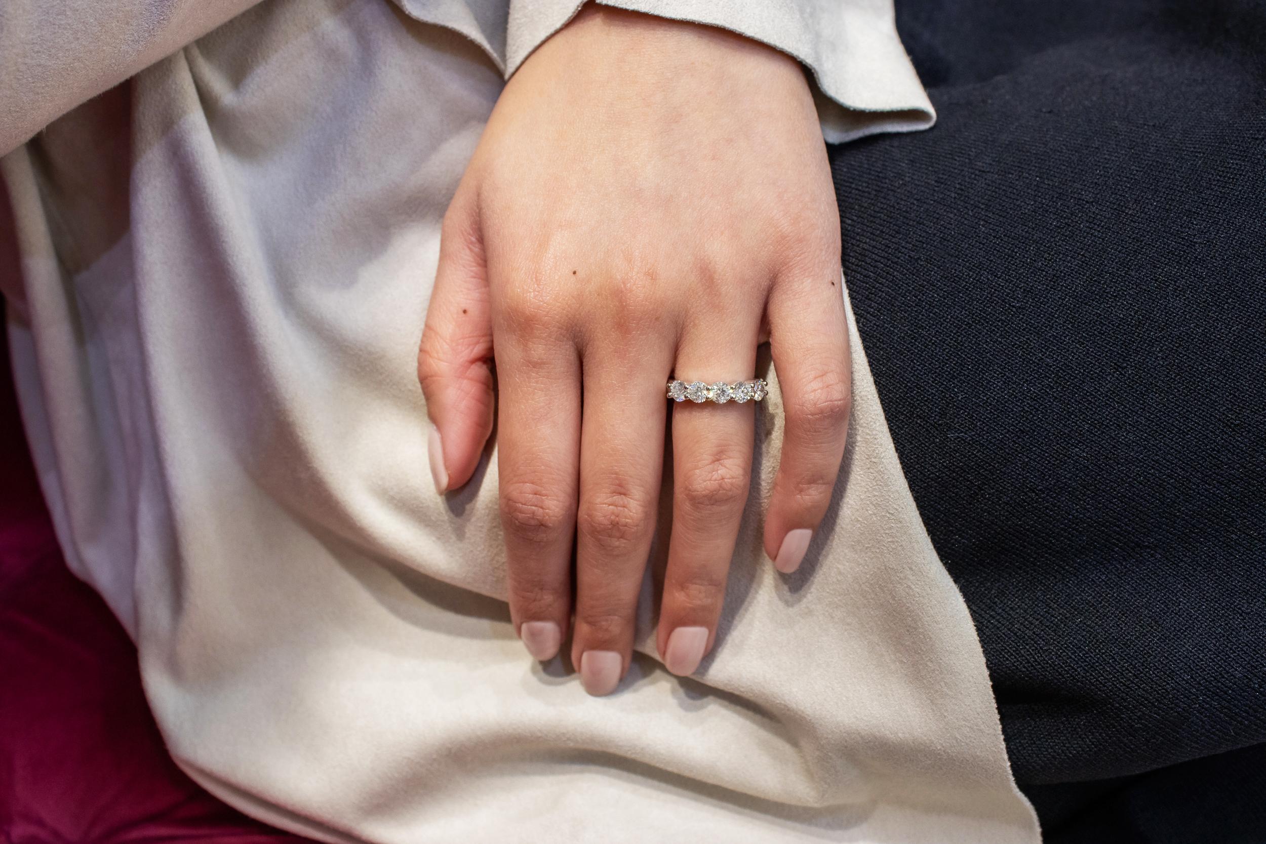 Roman Malakov 1,72 Karat runder Diamant-Hochzeitsring mit fünf Steinen im Zustand „Neu“ im Angebot in New York, NY