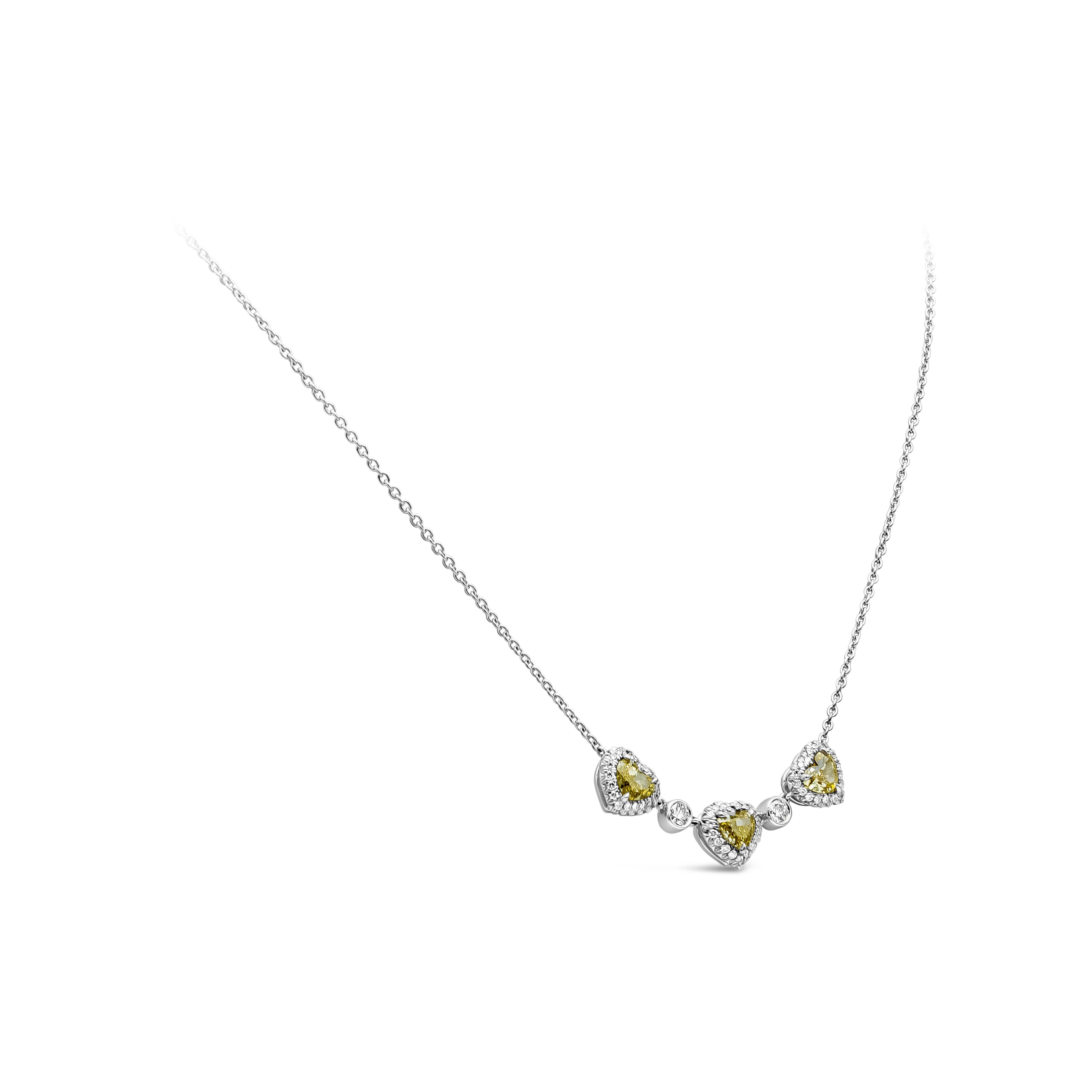 Contemporain Roman Malakov, collier pendentif en forme de cœur avec trois pierres de 1,74 carat au total en vente