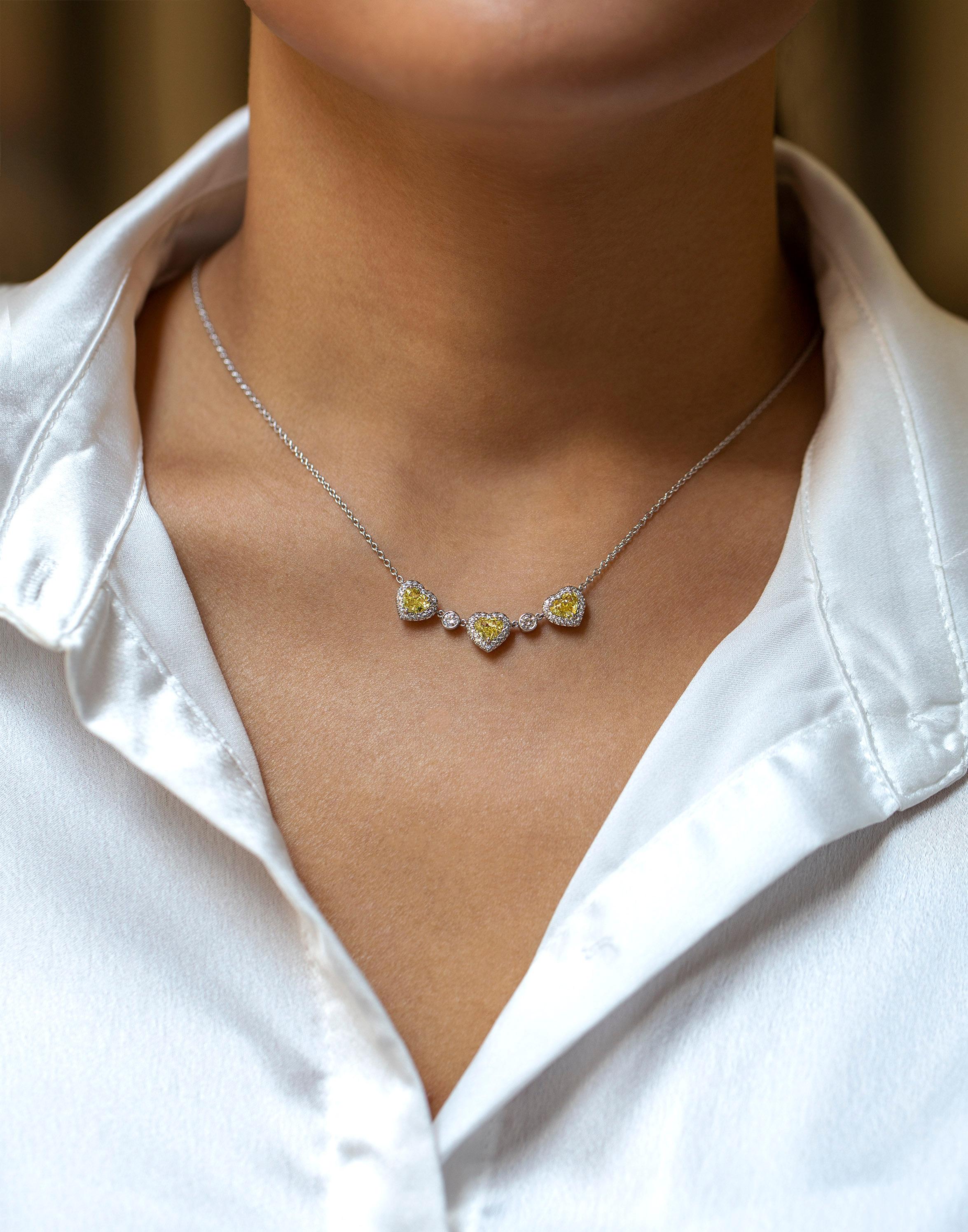 Taille cœur Roman Malakov, collier pendentif en forme de cœur avec trois pierres de 1,74 carat au total en vente