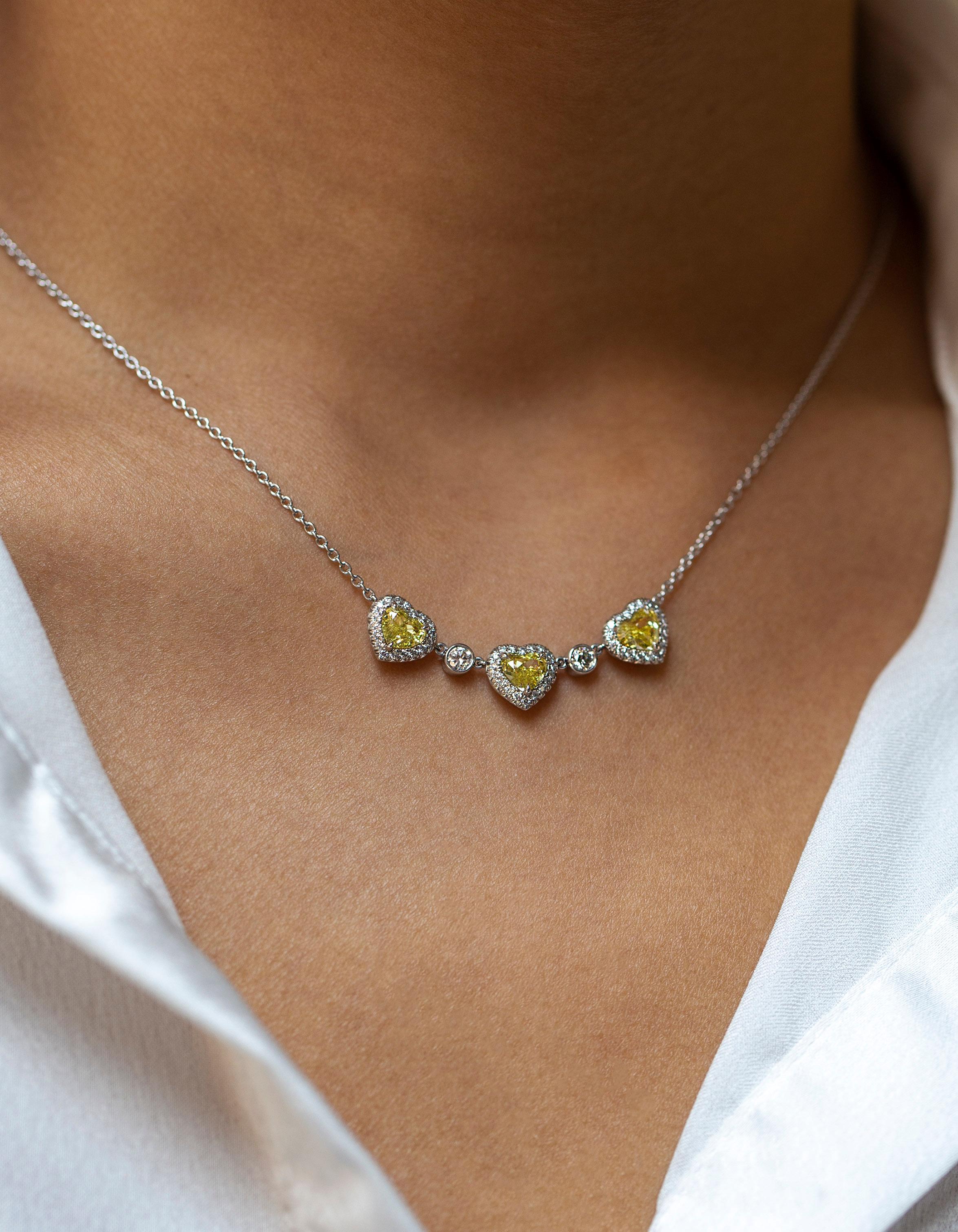 Roman Malakov, collier pendentif en forme de cœur avec trois pierres de 1,74 carat au total Neuf - En vente à New York, NY