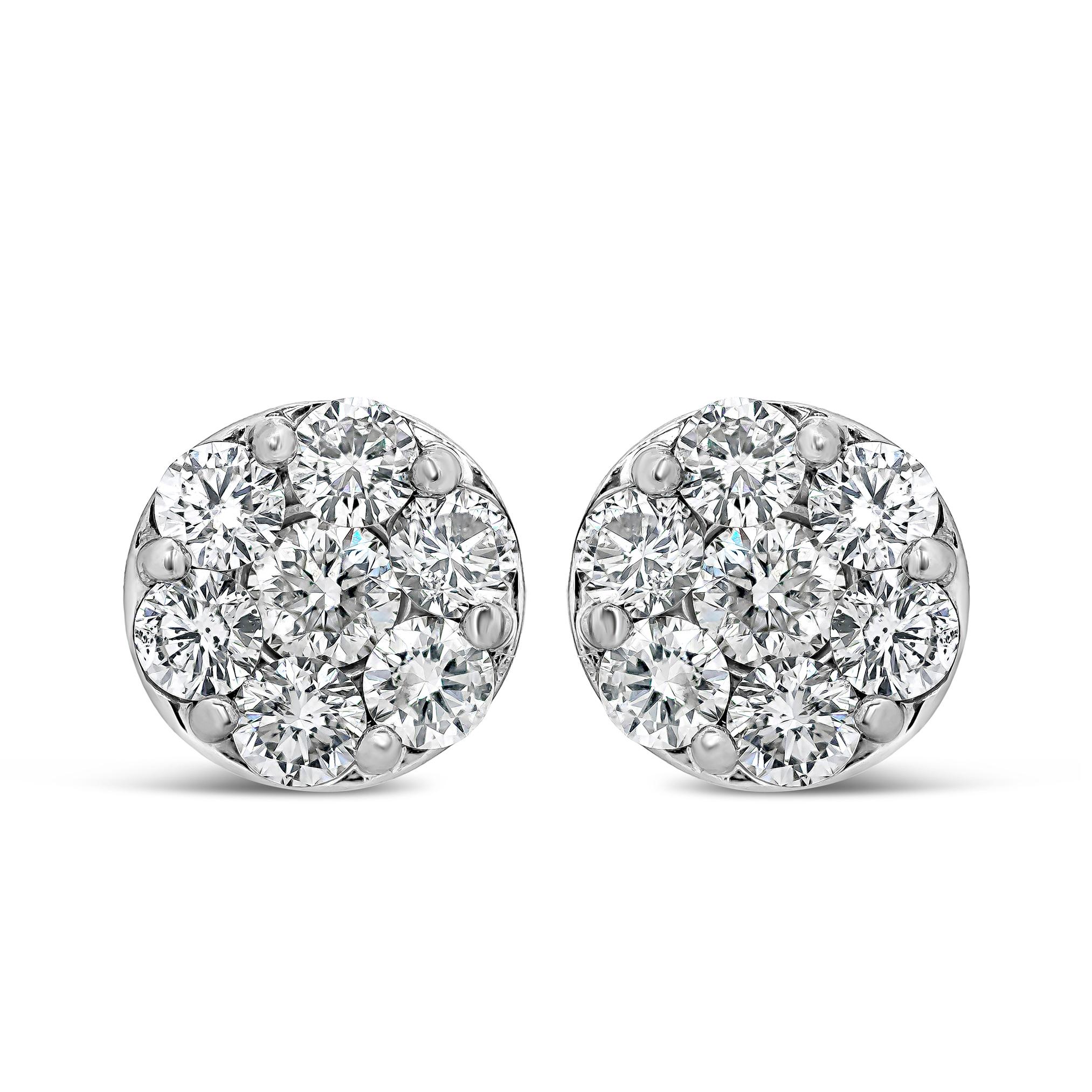 Ces boucles d'oreilles simples et chics mettent en valeur sept diamants ronds de taille brillant sertis en grappe. Composition réalisée en or blanc 18 carats et en platine. Les diamants pèsent 1.75 carats au total.

Roman Malakov est une maison sur