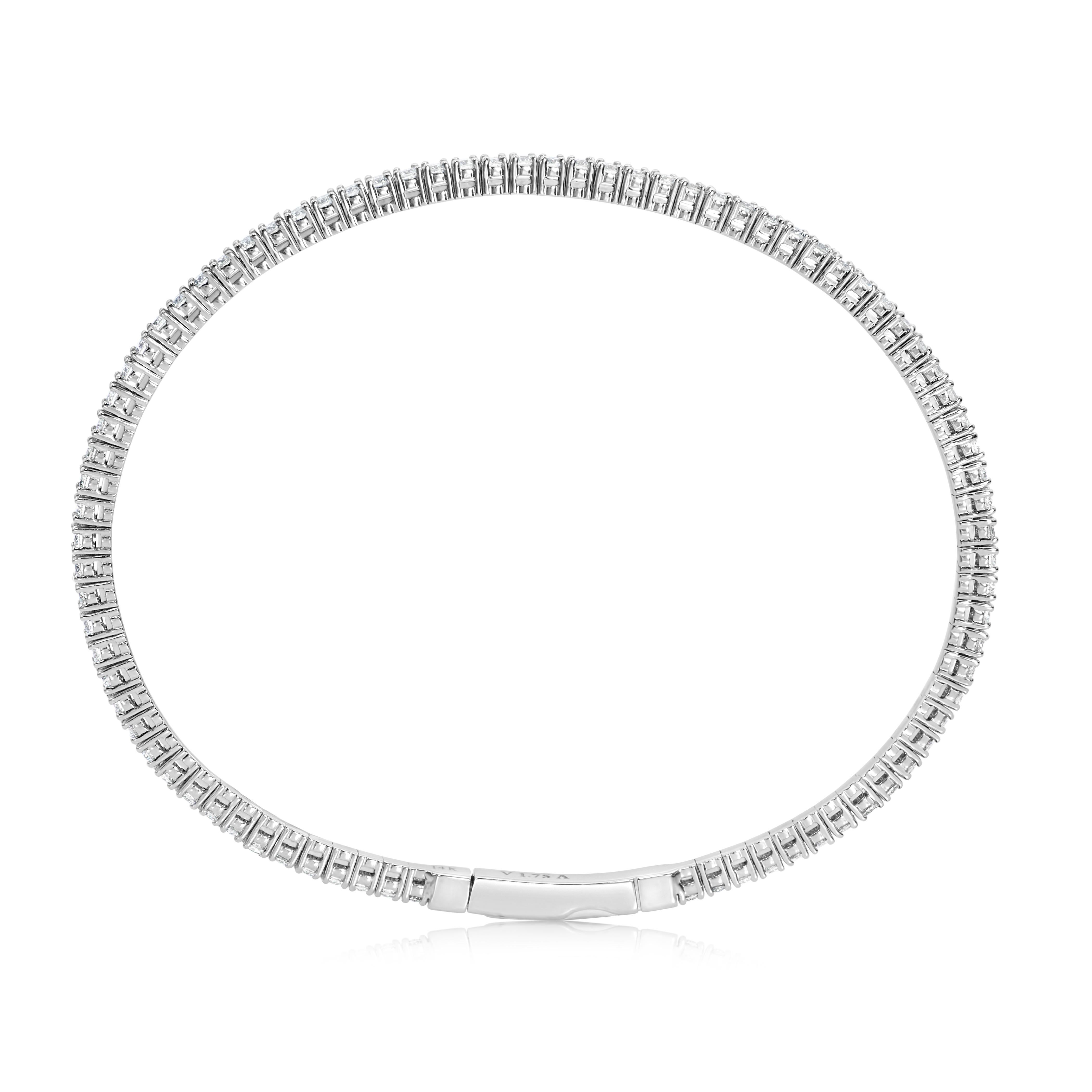 Una elegante pulsera brazalete, con 84 diamantes redondos de talla brillante que pesan 1,75 quilates en total, cada uno engastado con cuatro garras. Finamente fabricada con oro blanco de 14 quilates, mide 15 cm de longitud. Viene con una cerradura