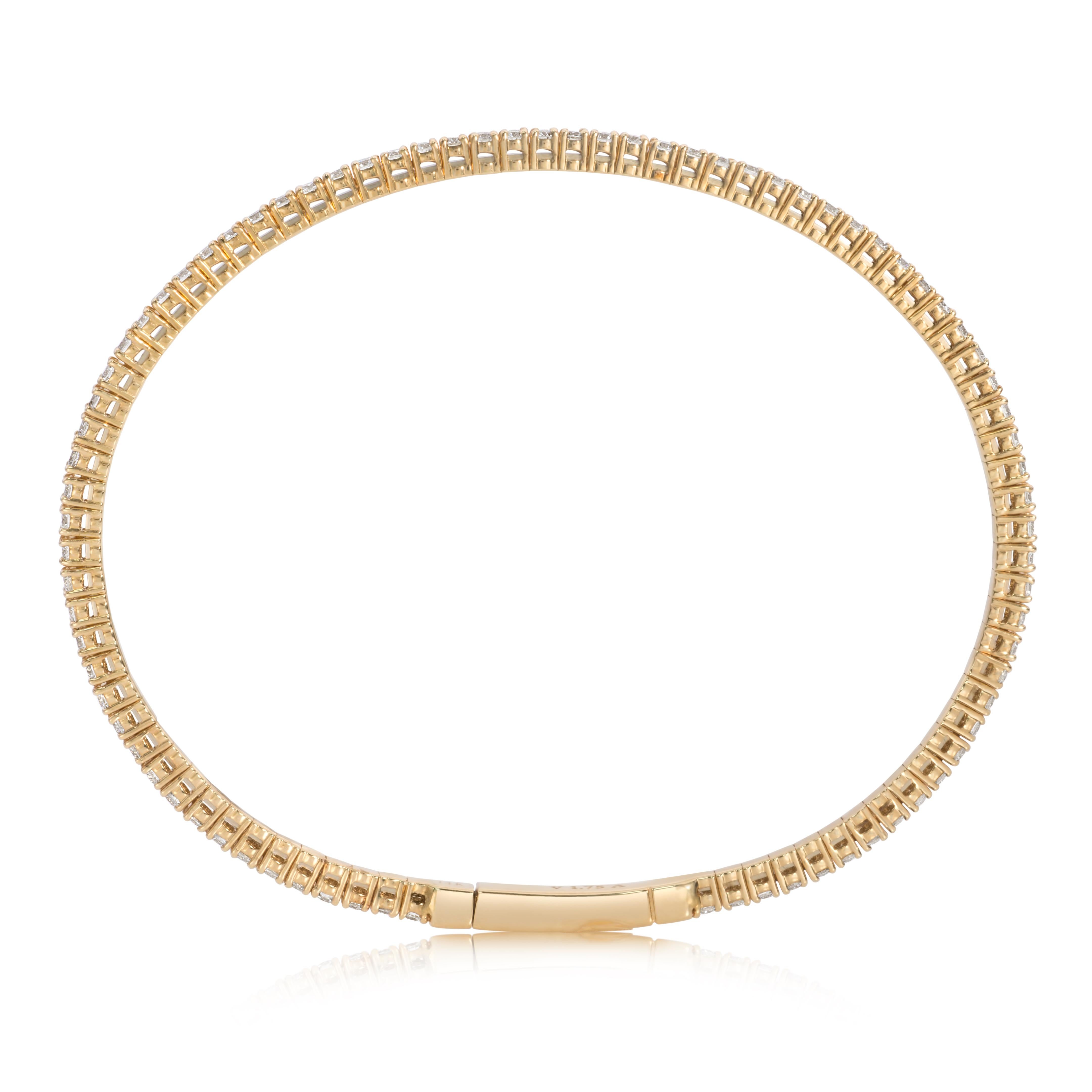 Una pulsera elegante y flexible, con 84 diamantes redondos de talla brillante de 1,75 quilates en total, engastados con cuatro puntas. Finamente elaborada con oro amarillo de 14 quilates, mide 15 cm de longitud. Viene con una cerradura de doble