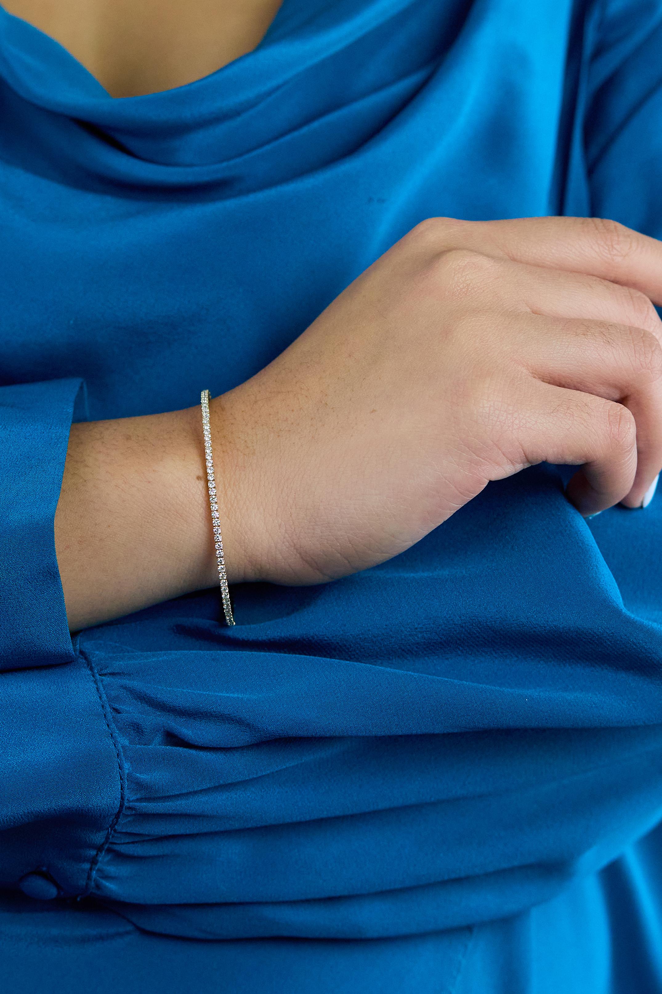 Roman Malakov Brazalete de 1.75 quilates en total de diamantes redondos talla brillante Contemporáneo en venta