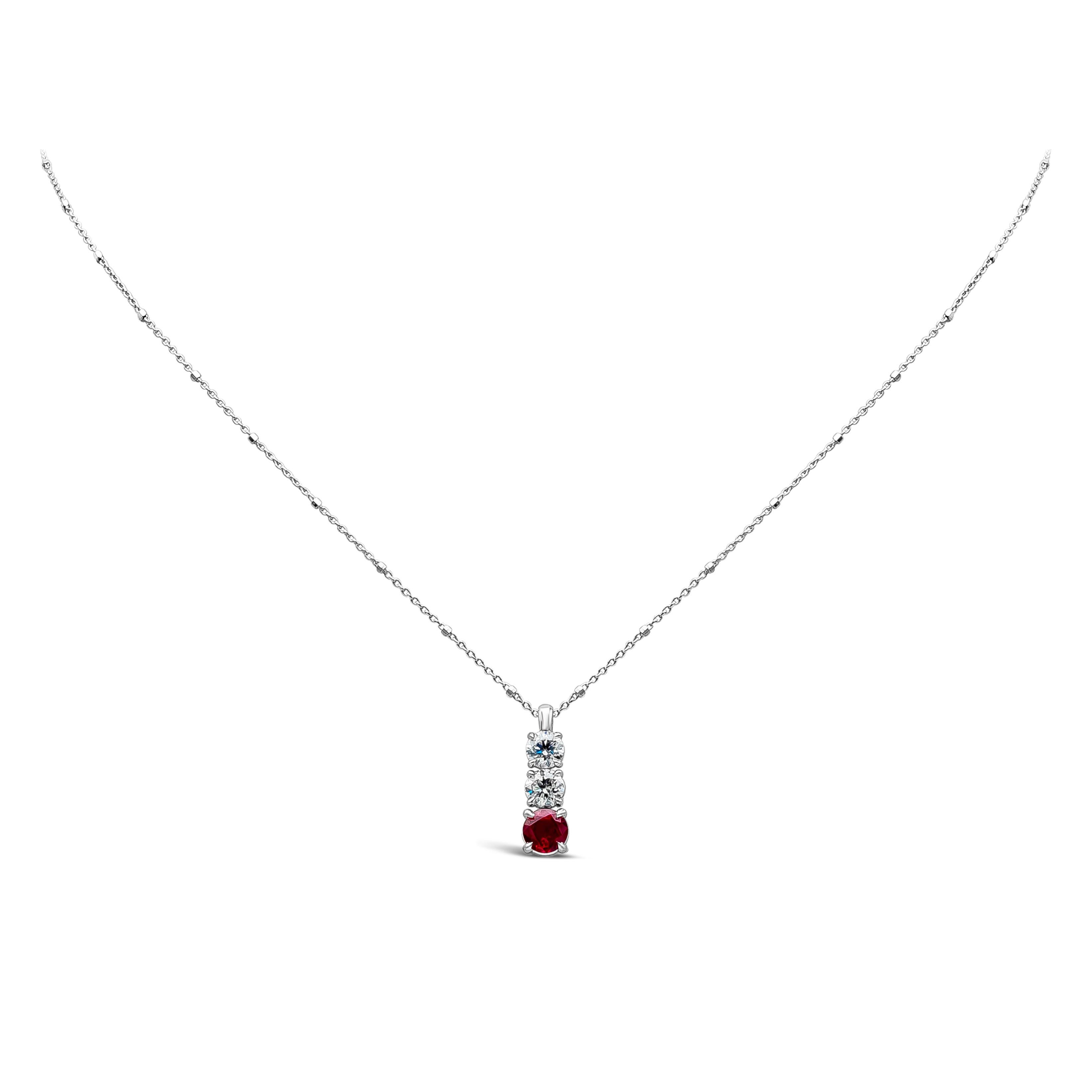 Collier pendentif élégant en forme de goutte, mettant en vedette un rubis birman pesant 0,89 carat au total et deux diamants blancs de taille ronde pesant 0,87 carat au total, de couleur F et de pureté SI, sertis sur une monture classique à quatre