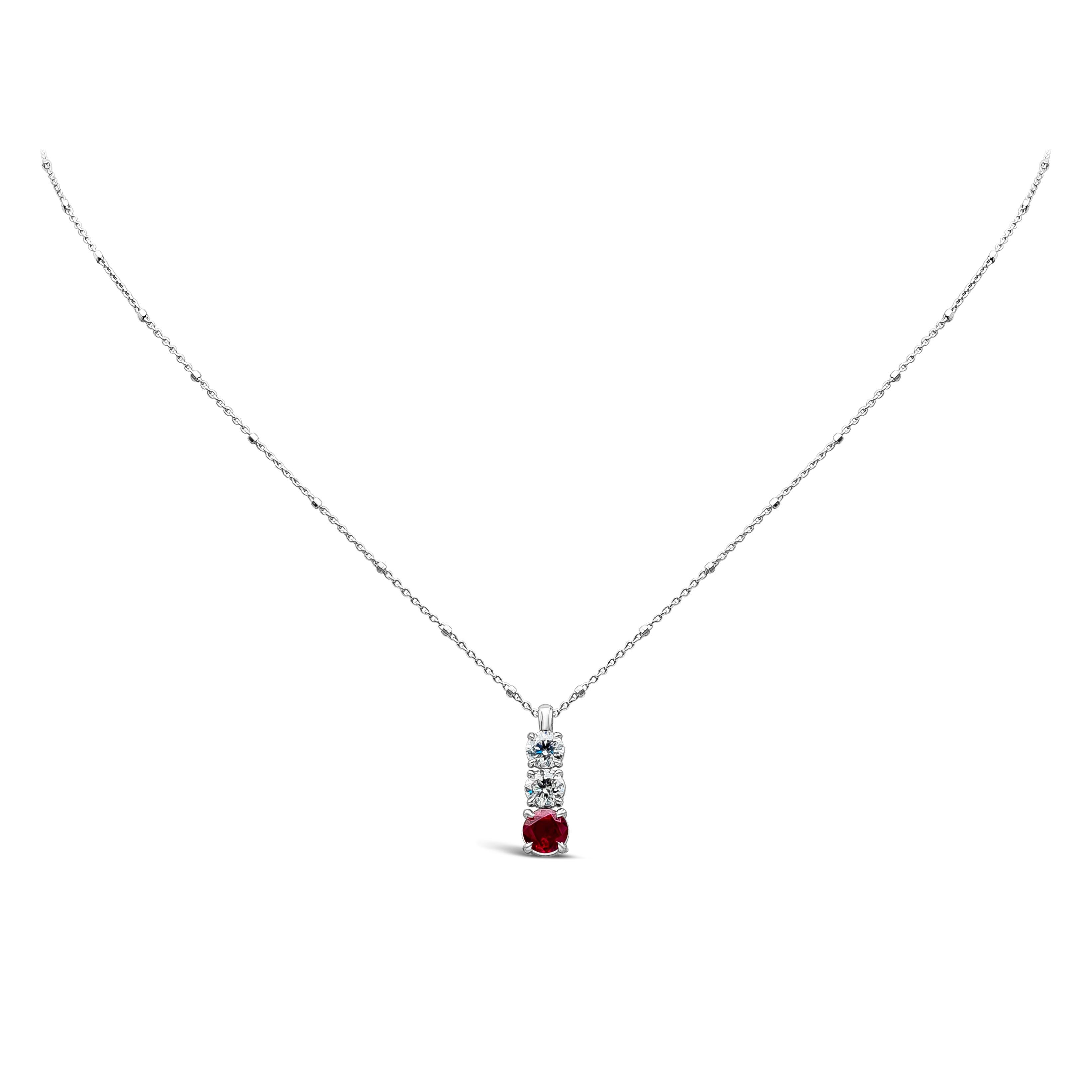 Collier simple et élégant, composé d'un pendentif à trois pierres avec un rubis birman pesant 0,89 carat au total et deux diamants blancs ronds pesant 0,87 carat au total, de couleur F et de pureté SI. Serti dans une monture classique à 4 branches