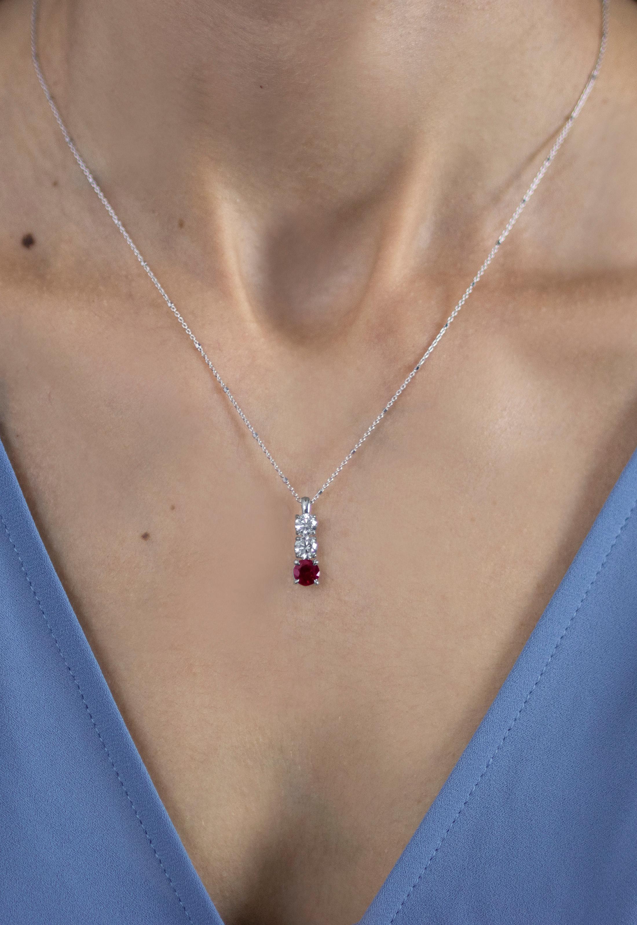 Roman Malakov, collier pendentif à trois pierres de taille ronde de 1,76 carat au total Neuf - En vente à New York, NY