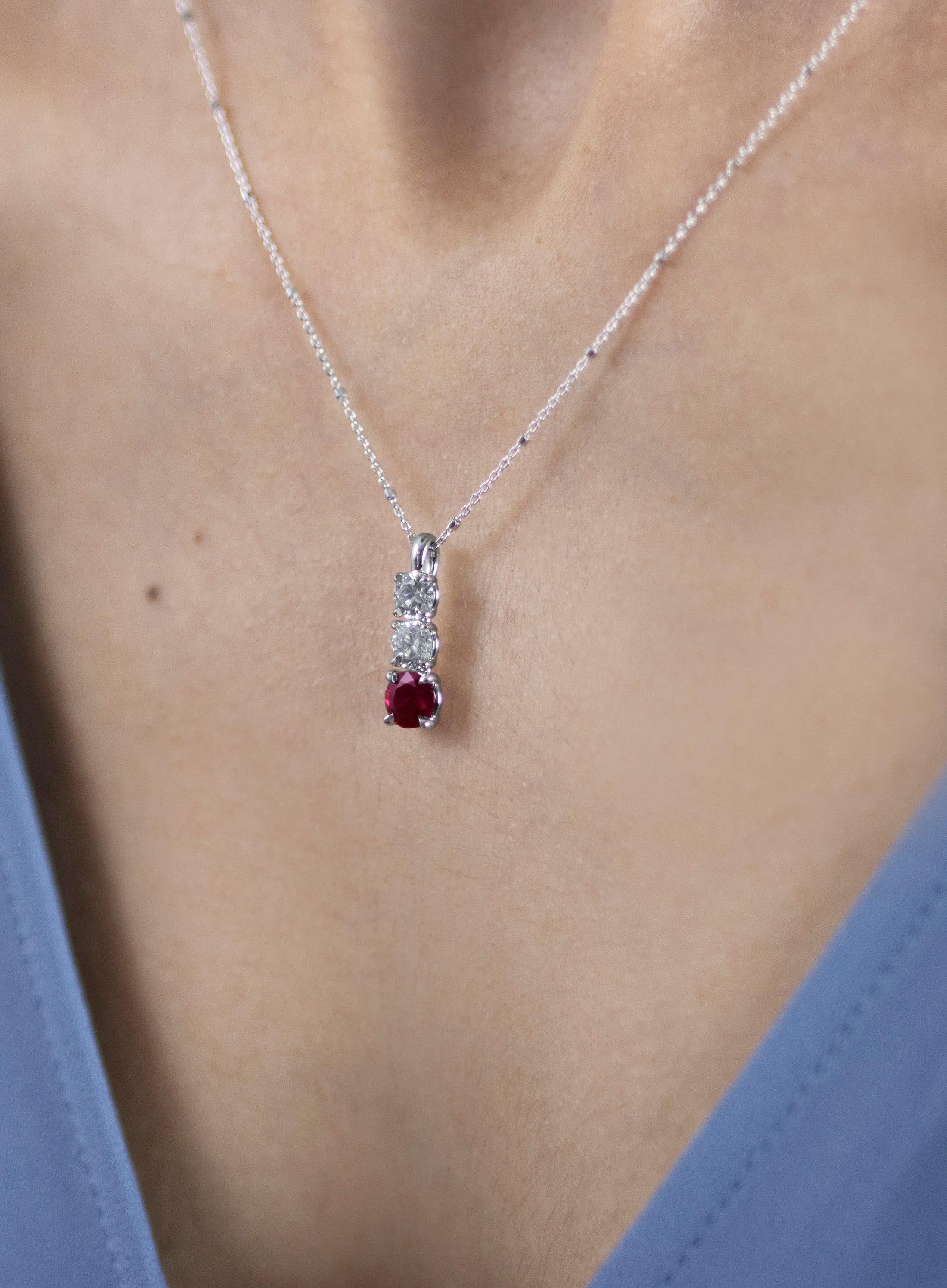Roman Malakov, collier pendentif à trois pierres de taille ronde de 1,76 carat au total Pour femmes en vente