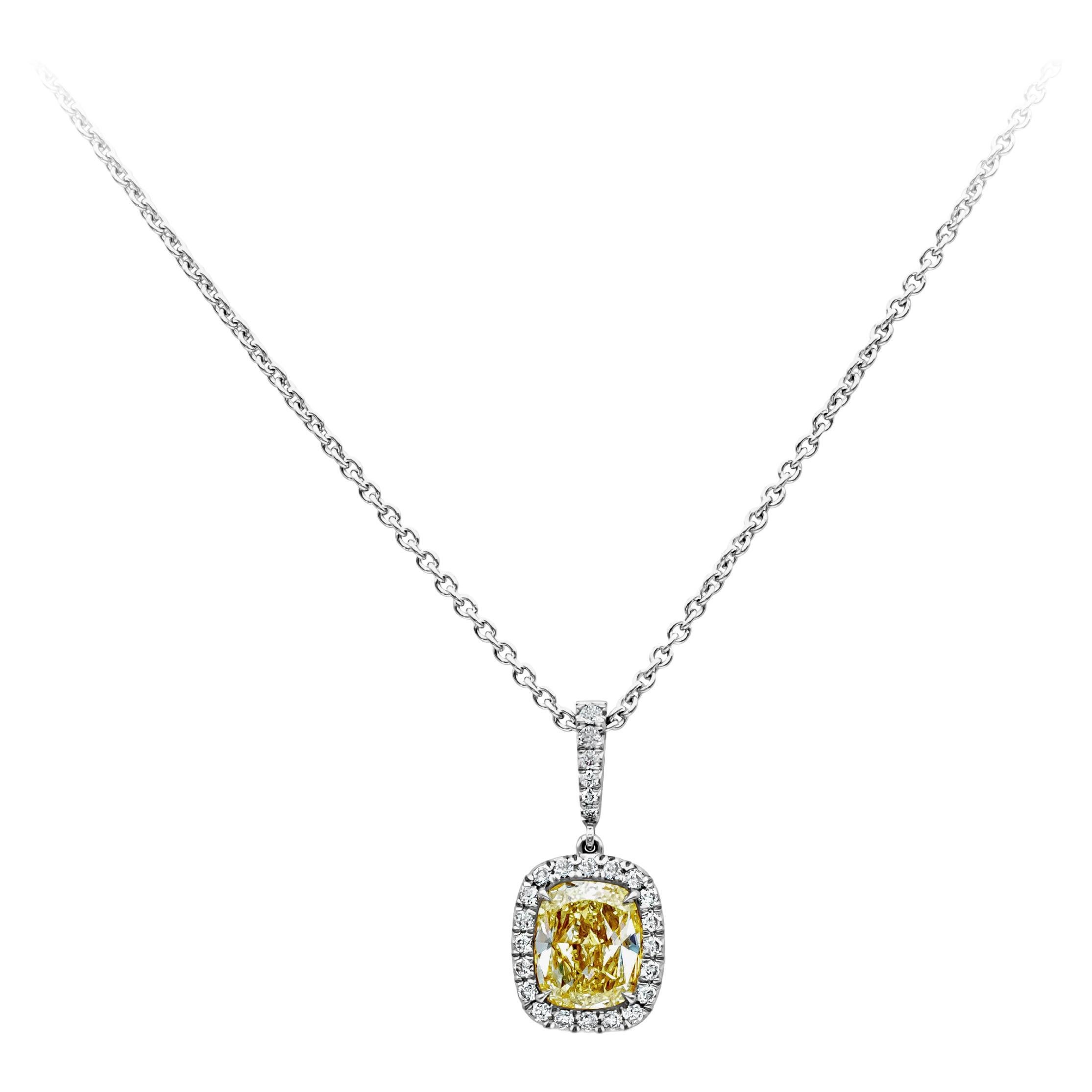 Collier avec pendentif en diamant certifié GIA de 1,55 carats, taille coussin, couleur fantaisie en vente