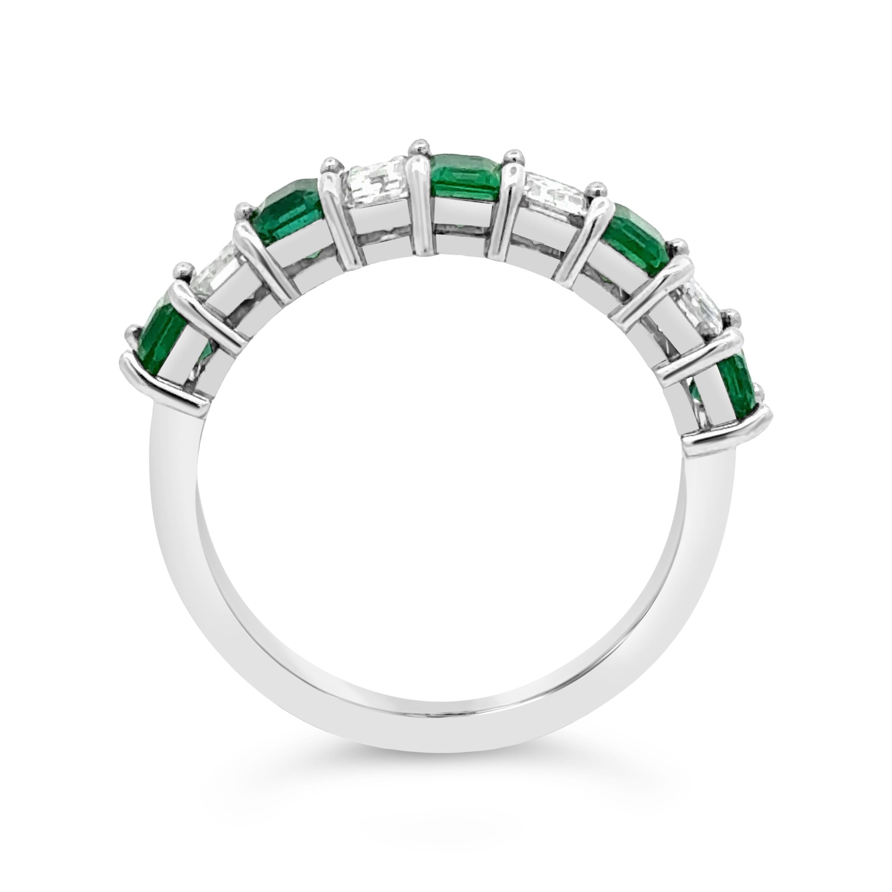 Ein atemberaubender Neunstein-Hochzeitsring, bei dem sich grüne Smaragde im Smaragdschliff und weiße Diamanten abwechseln. Die fünf Smaragde haben ein Gesamtgewicht von 1,01 Karat und die vier Diamanten ein Gesamtgewicht von 0,76 Karat, gefasst in